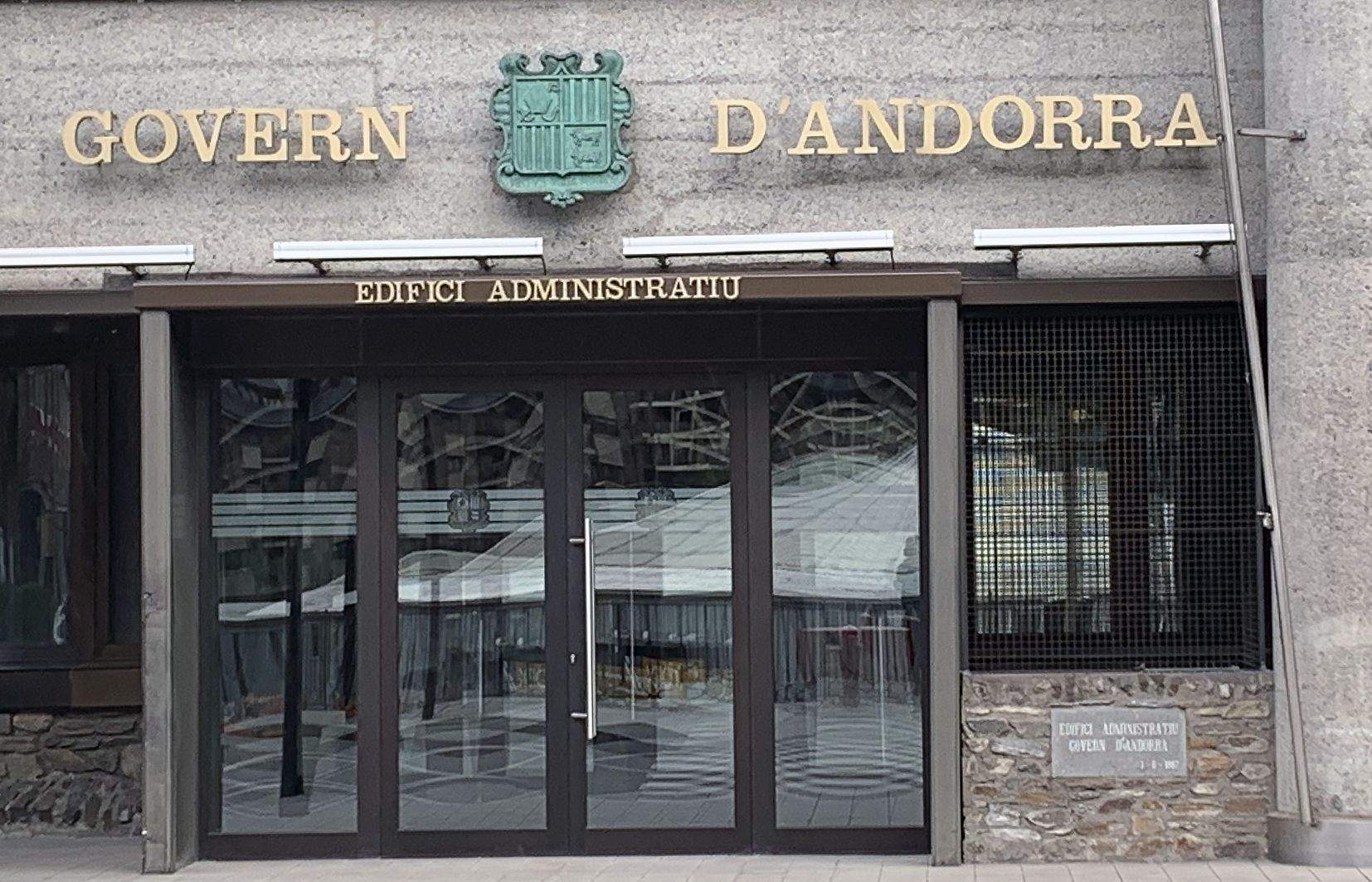 Façana de l'edifici administratiu de Prat de la Creu.