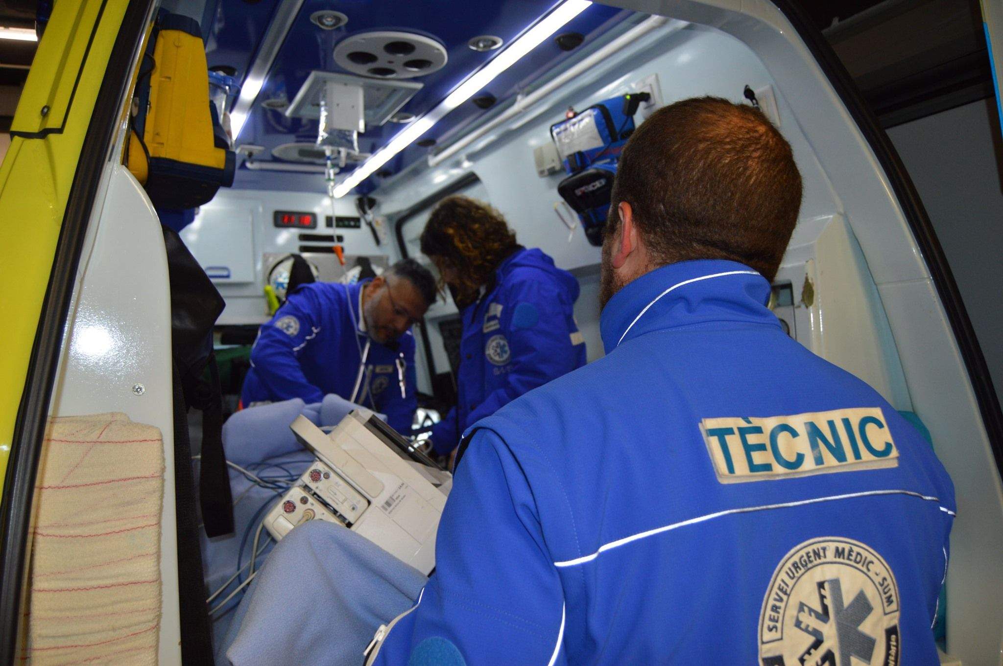 Un tècnic de transport sanitari durant una actuació.