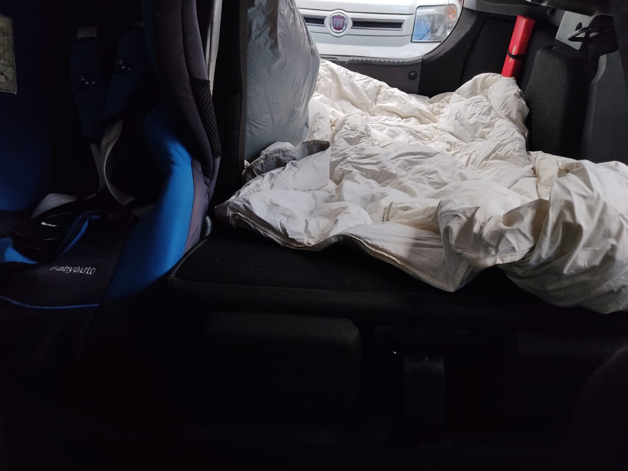 Pertinences de Fabio a l'interior del seu cotxe per poder passar la nit.