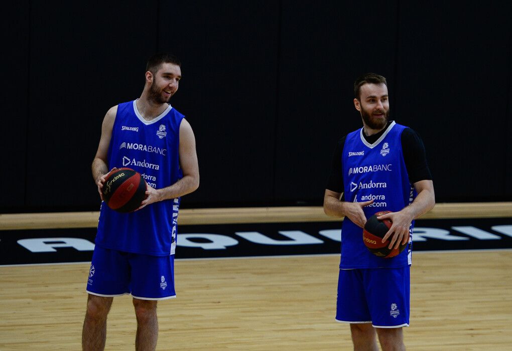David Jelínek en un entrenament al costat d'Hugo Bartolomé.