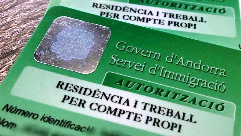 Carnets d'autorització de residència i treball.