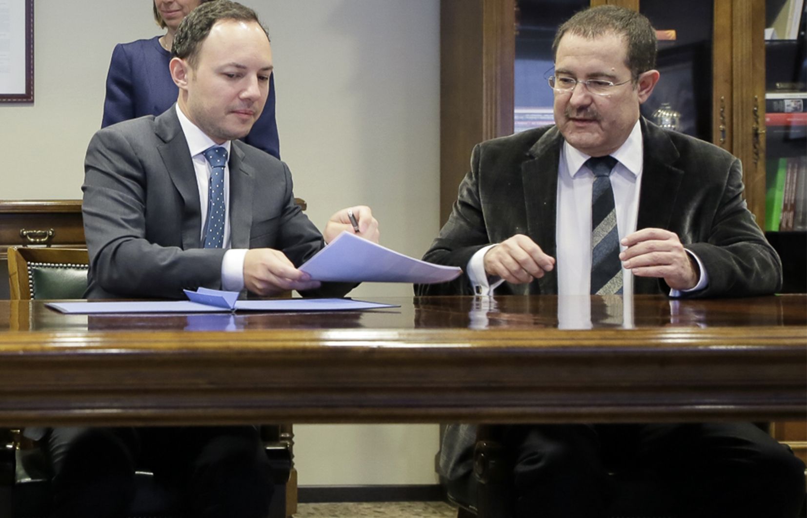 Xavier Esport i Josep Estañol durant la signatura d'un conveni, el 2016. Xavier Esport i Josep Estañol durant la signatura d'un conveni, el 2016.