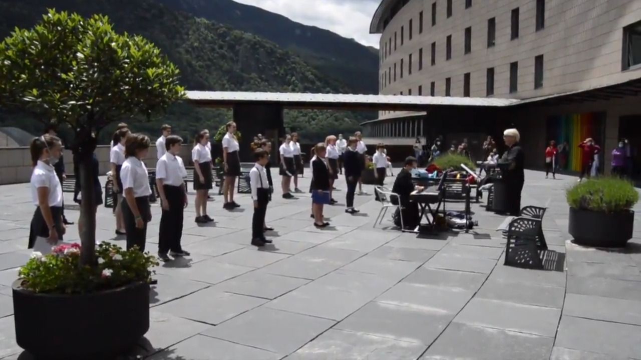 Un moment de l'actuació dels Petits Cantors davant l'hospital.