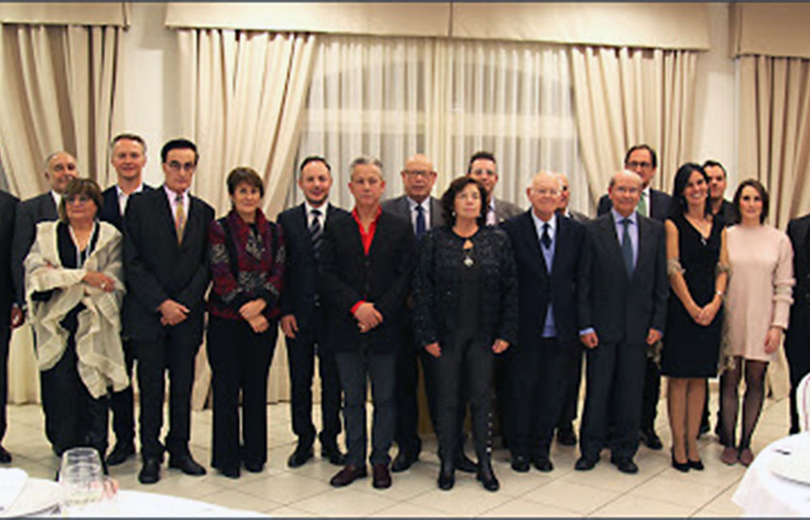 Fotografia de família d'autoritats i premiats en l'edició 2019 de la Nit Literària.