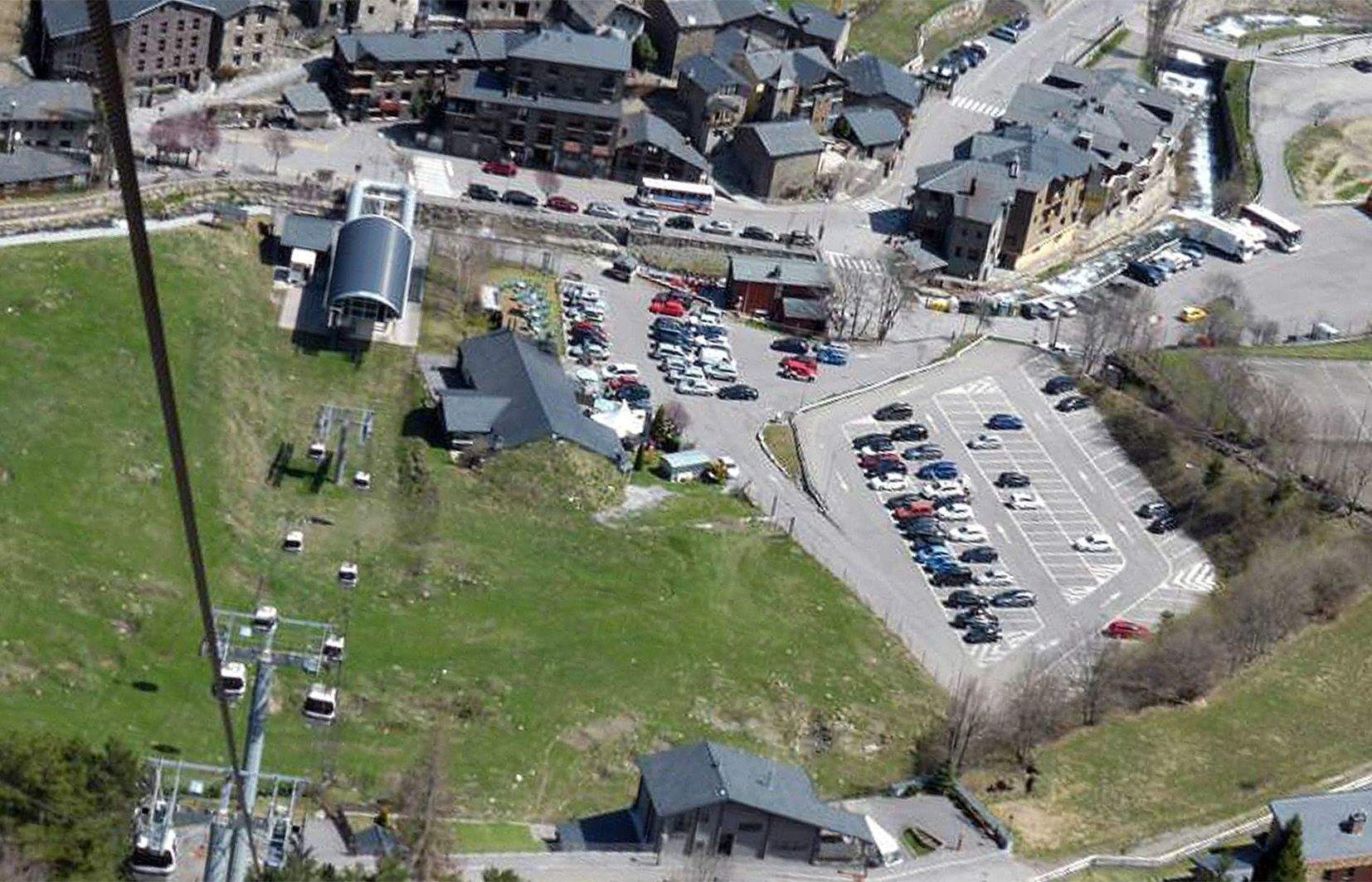 Imatge del telecabina i el terreny en conflicte.