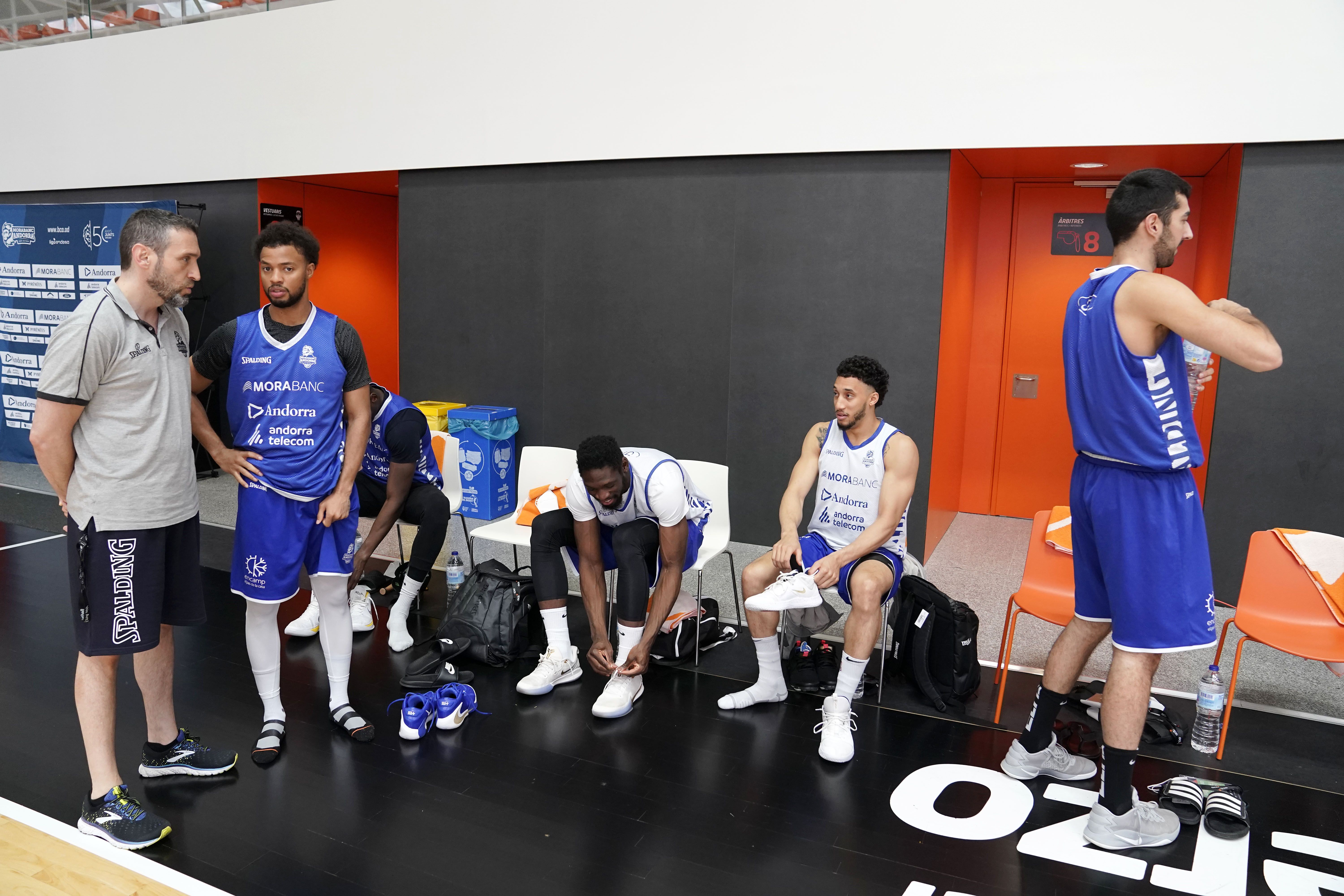 Ibon Navarro conversant amb Clevin Hannah al costat d'altres jugadors.