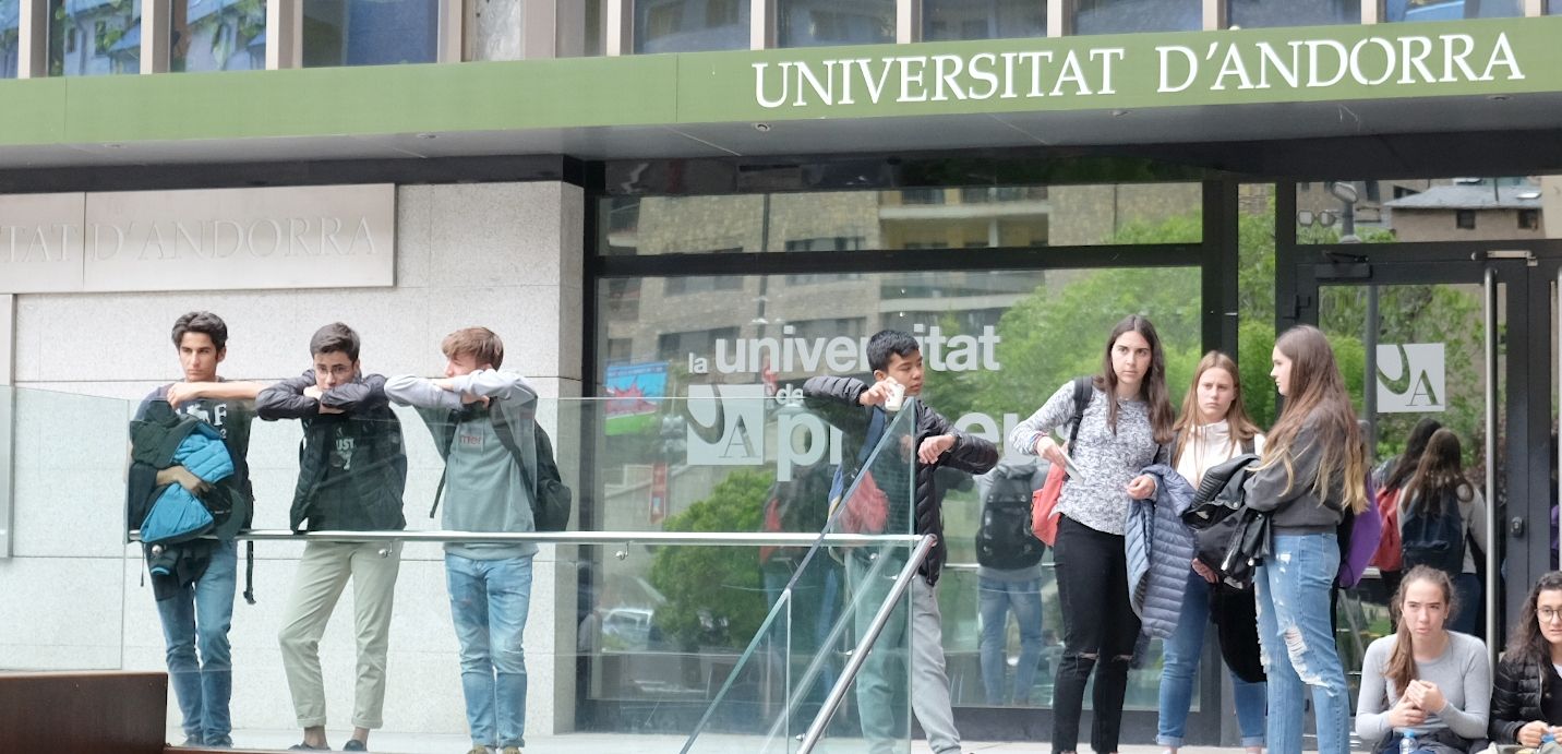 Alumnes a l'entrada de la Universitat d'Andorra.