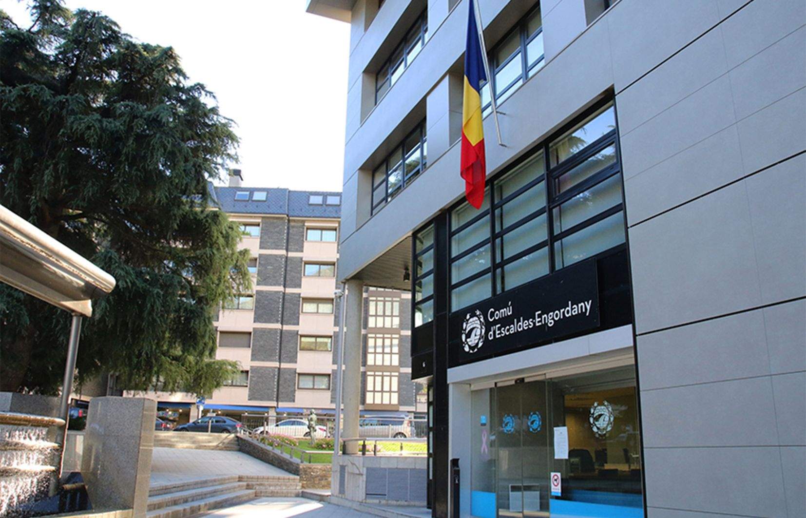 Dependències comunals escaldenques, amb l'accés pel Parc de la Mola.