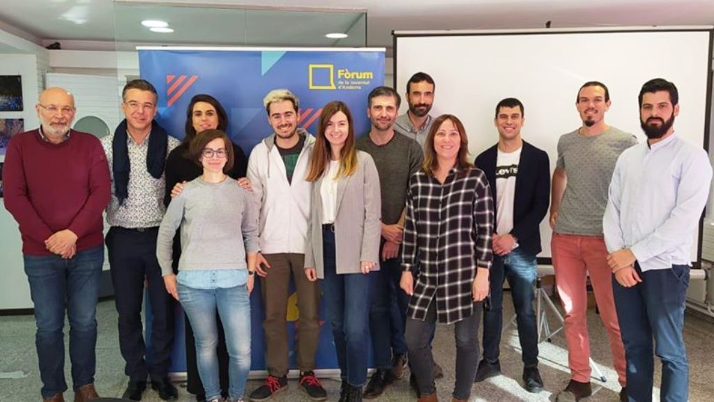 Foto de família després de la presentació de l'estudi encarregat pel Fòrum a la Fundació Marianao.