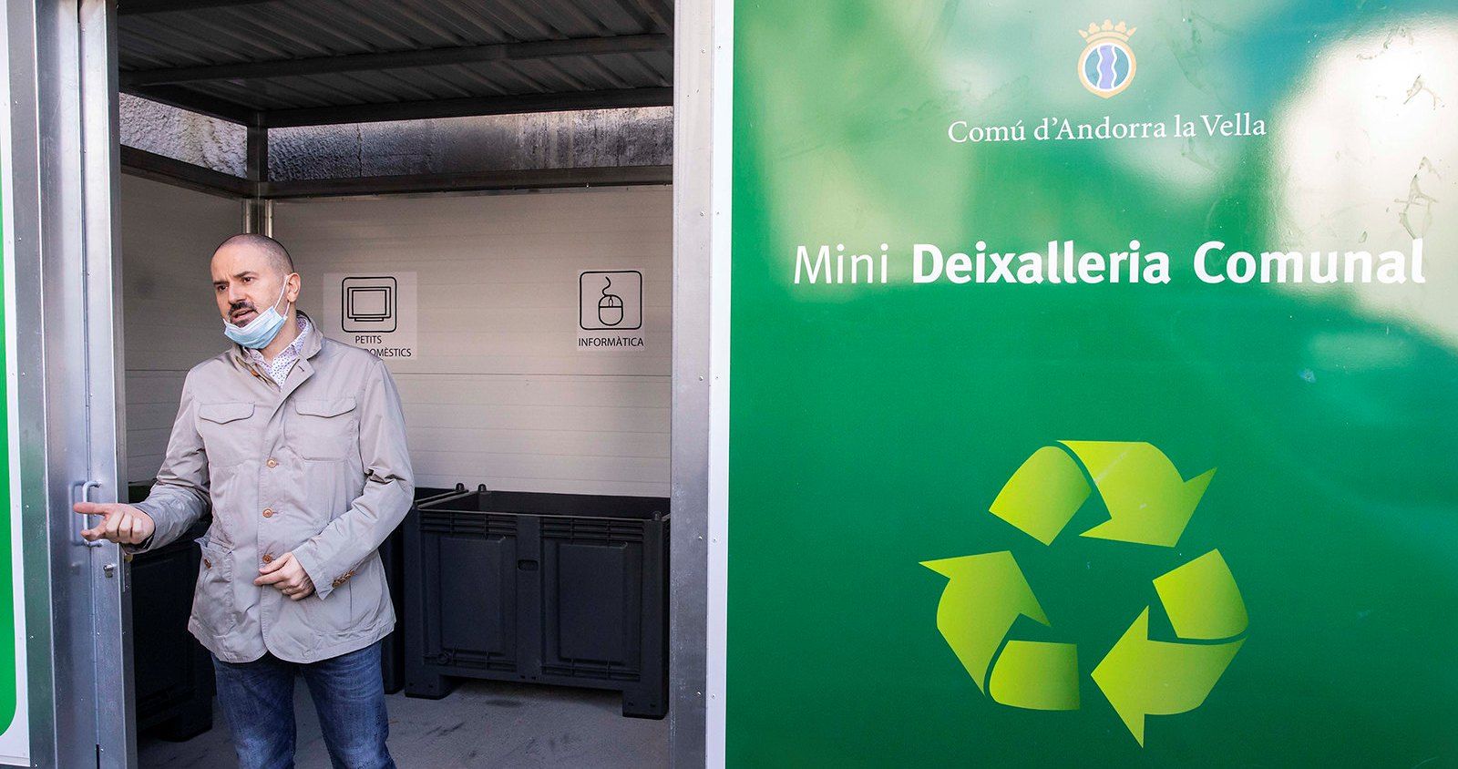 Gerard Estrella, conseller de Sostenibilitat i Innovació a la nova mini deixalleria.