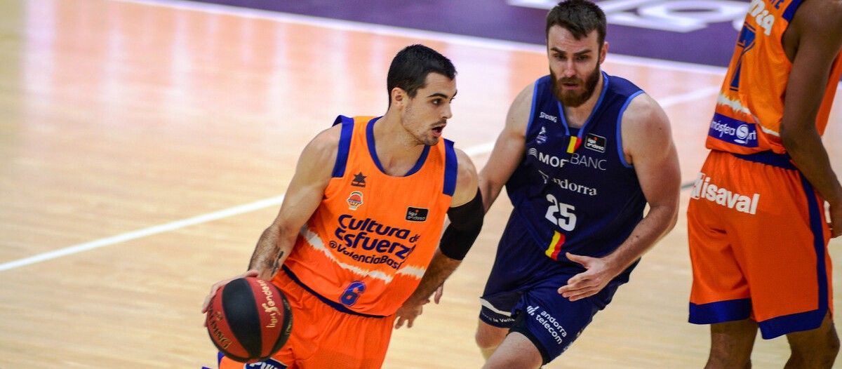 Abalde, un dels destacats del València, intenta escapar de la pressió de Jelinek.