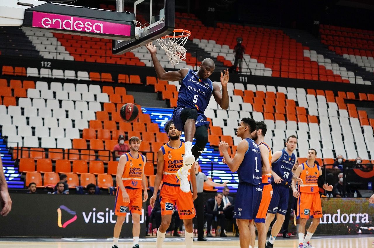 Bandja Sy anota una cistella. Bandja Sy anota una cistella.