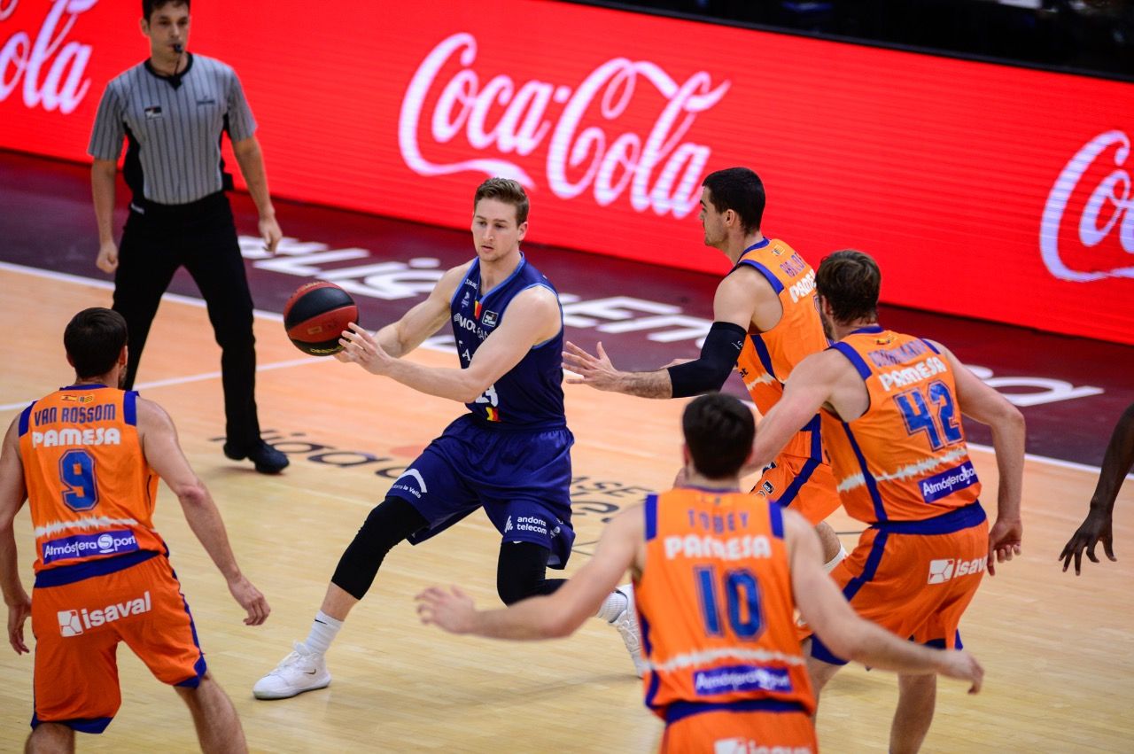 Walker fa jugada entre quatre rivals. Walker fa jugada entre quatre rivals.