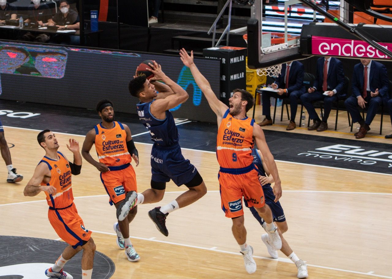 Van Rossom intenta taponar l'acció de Tyson Pérez. Van Rossom intenta taponar l'acció de Tyson Pérez.