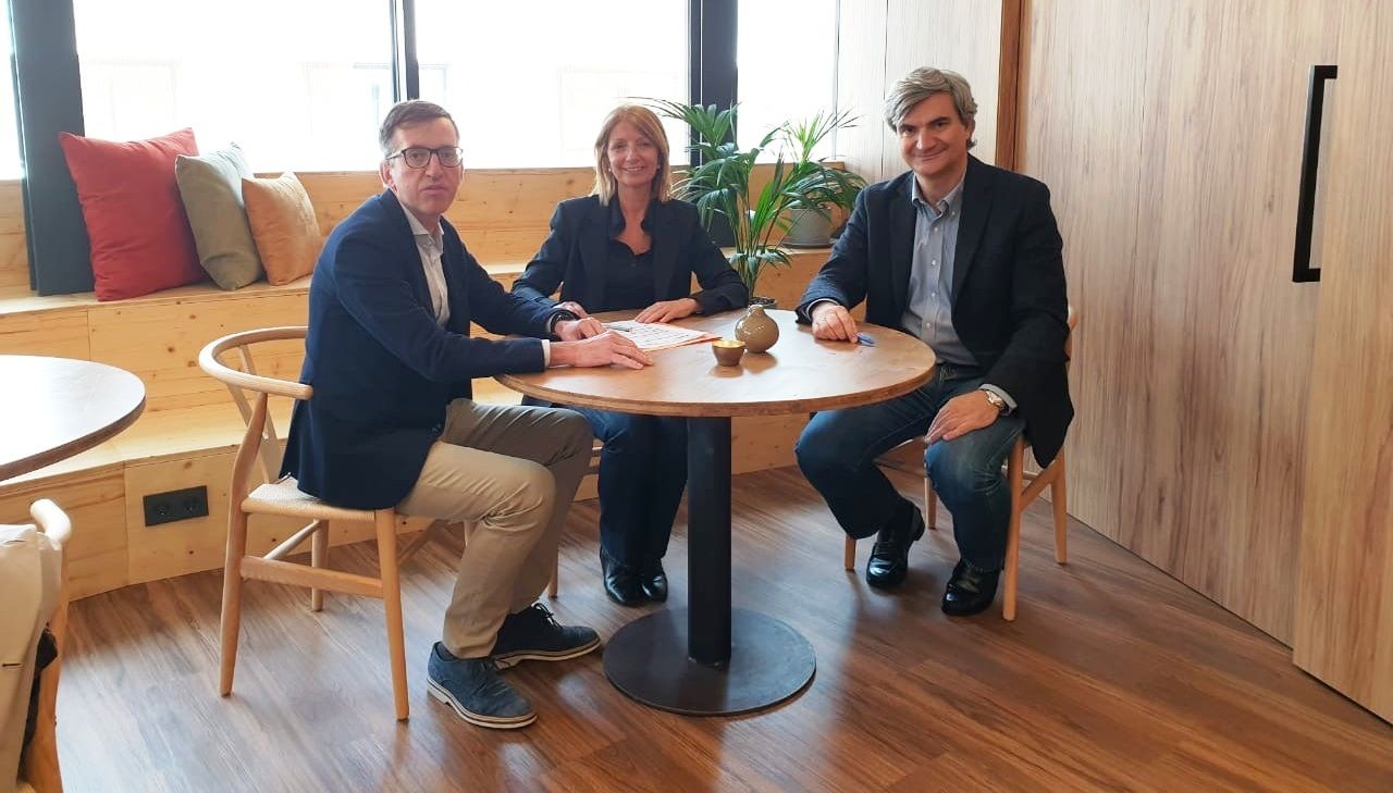 Antoni Viola i Joan Prat, d'Ingeni Coworking amb la presidenta d'AUTEA, Inés Martí en la signatura del conveni.