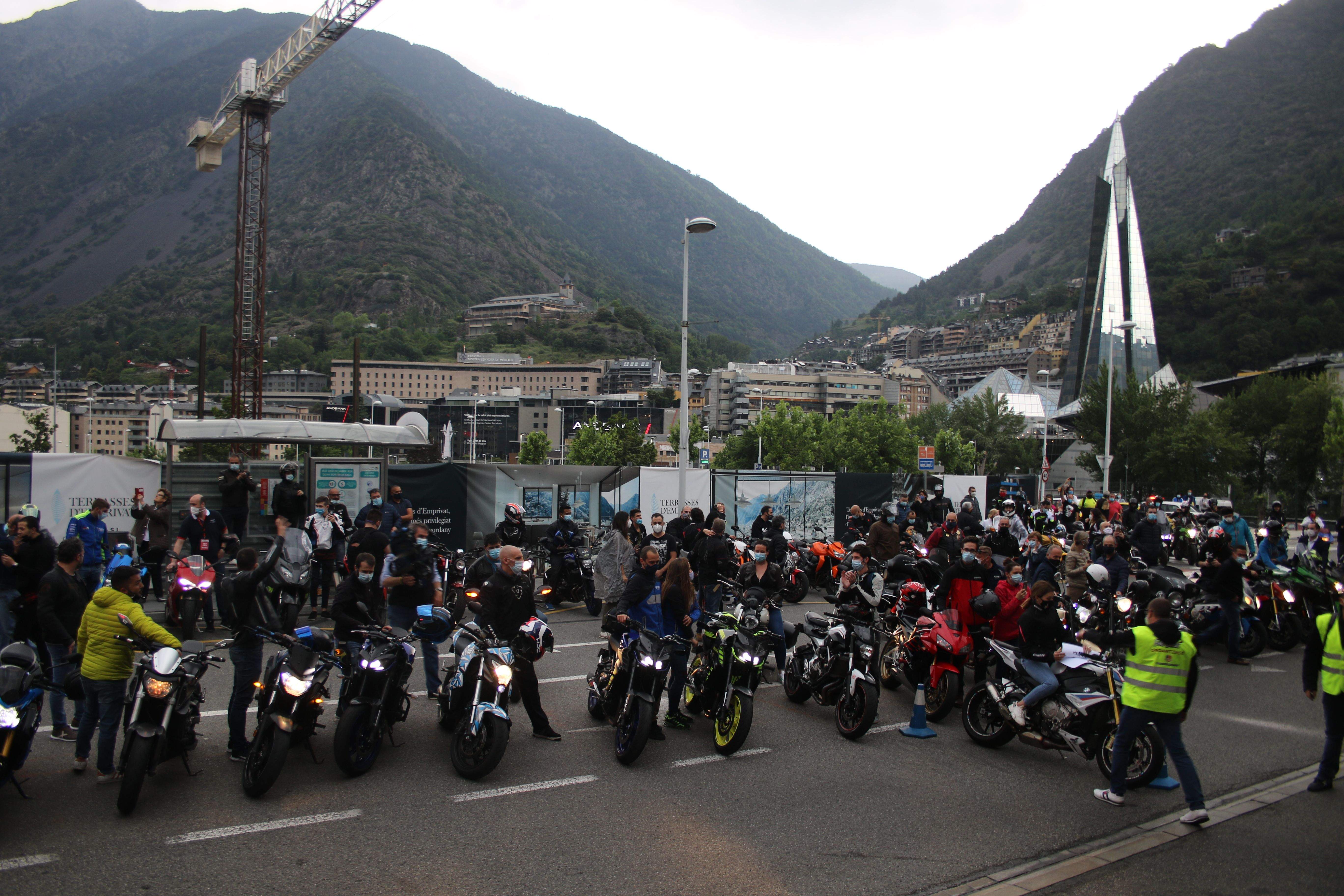 Concentració de motos davant del Prat Gran d'Escaldes impulsada per molts dels promotors del 'MotoCine'.