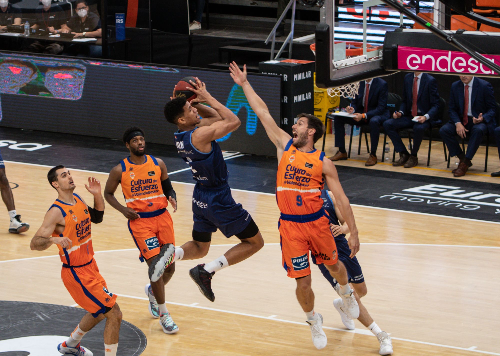 Tyson Pérez vola intentant salvar l'oposició de Sam van Rossom.