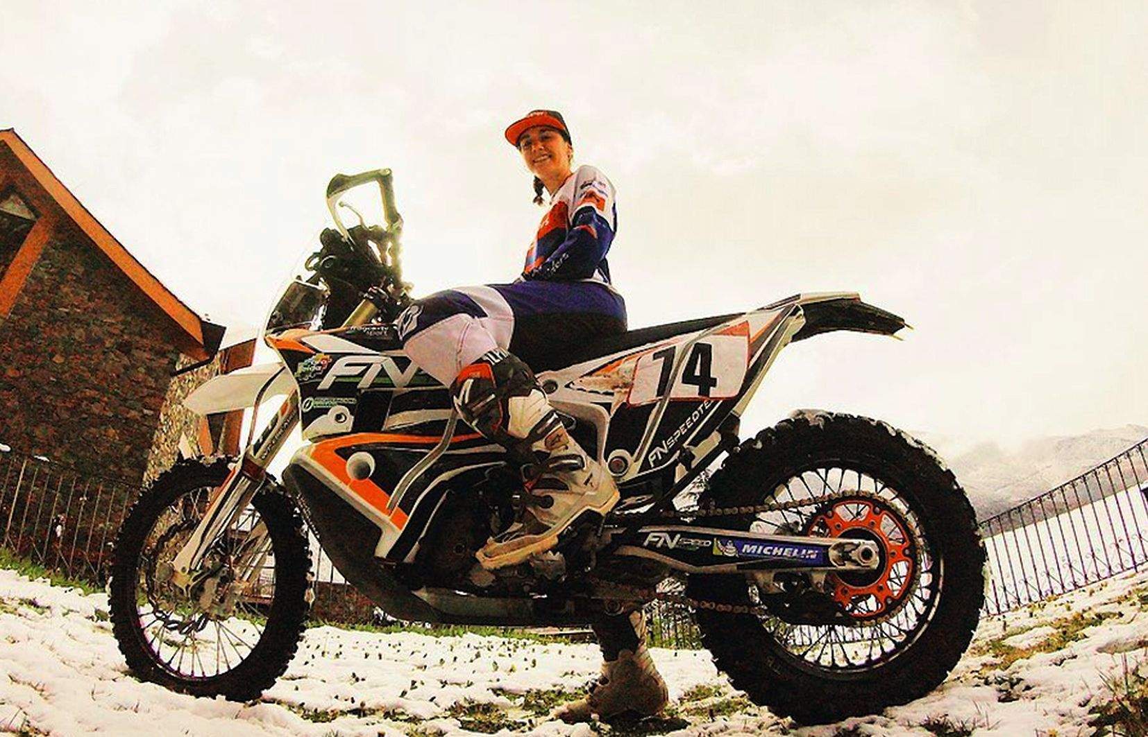 Margot Llobera i la KTM amb què pensa anar al Dakar.