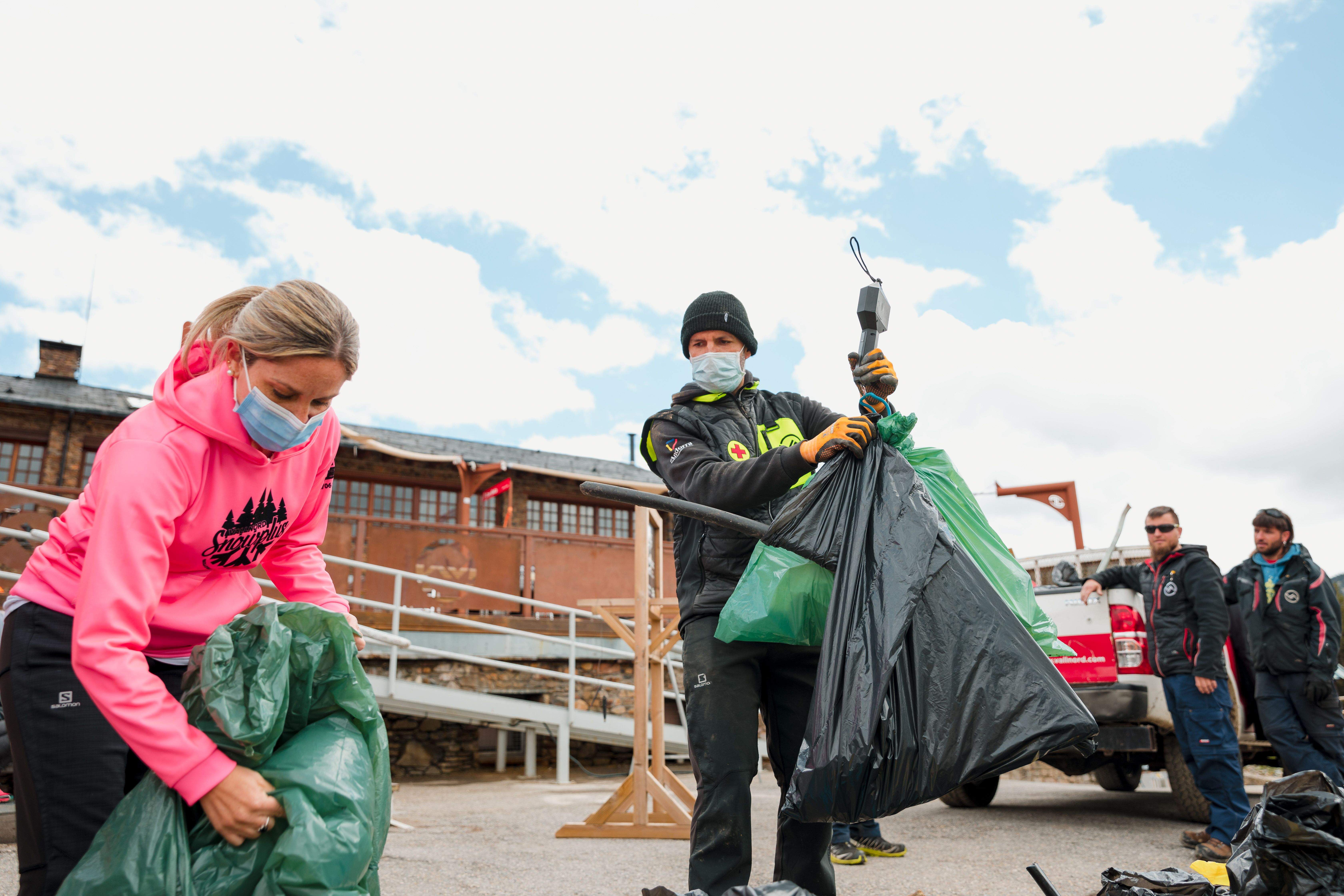 Dos dels participants en la recollida.
