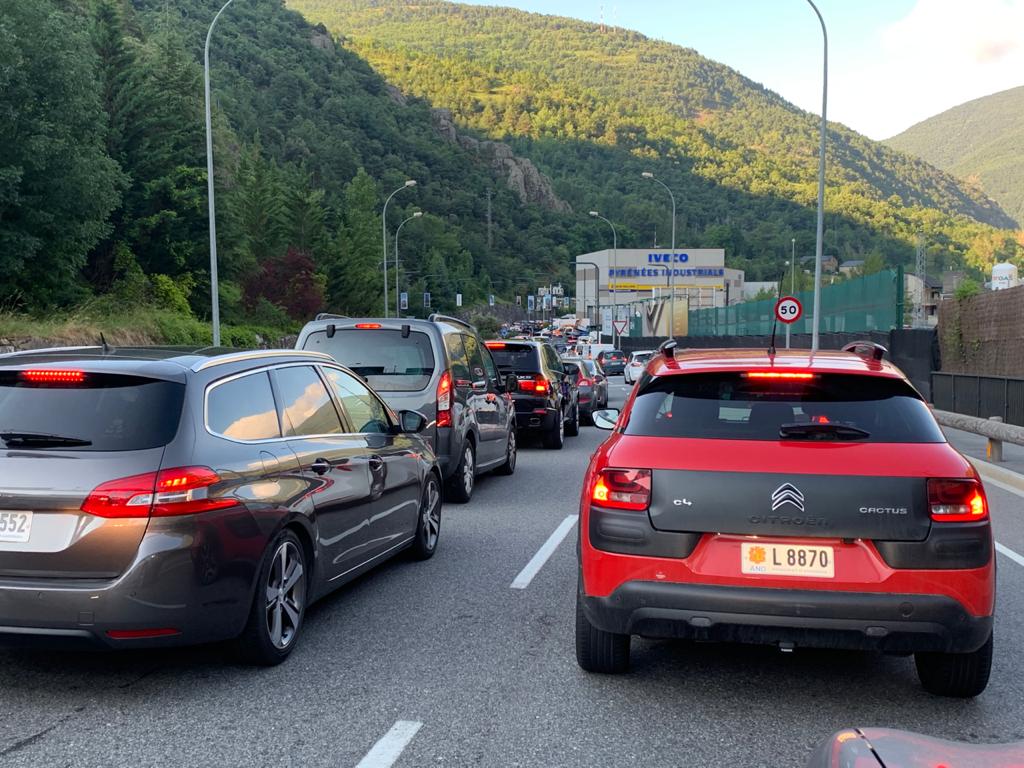 Cotxes aturats esperant poder creuar la frontera del riu Runer.