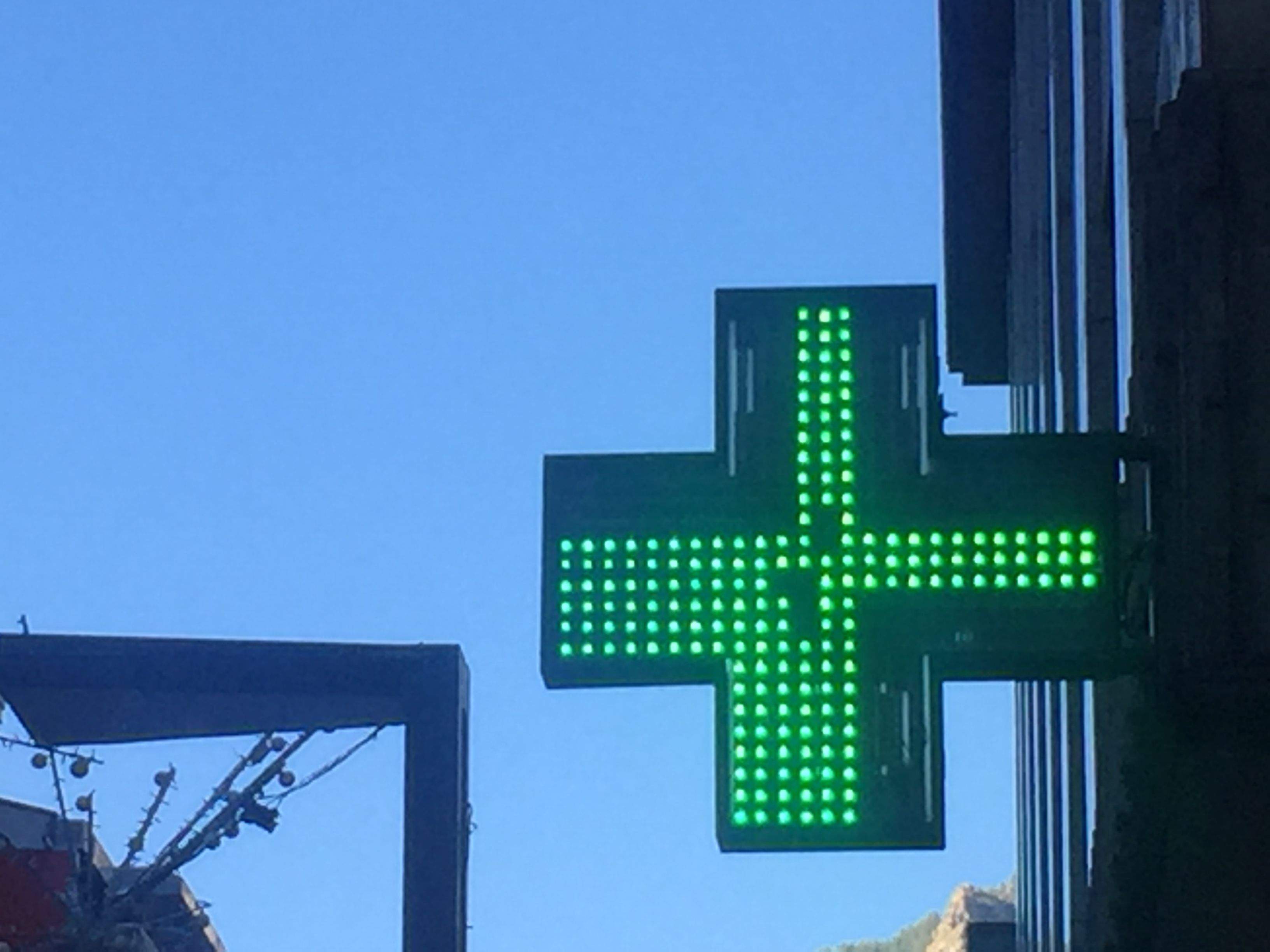 Rètol d'una farmàcia.