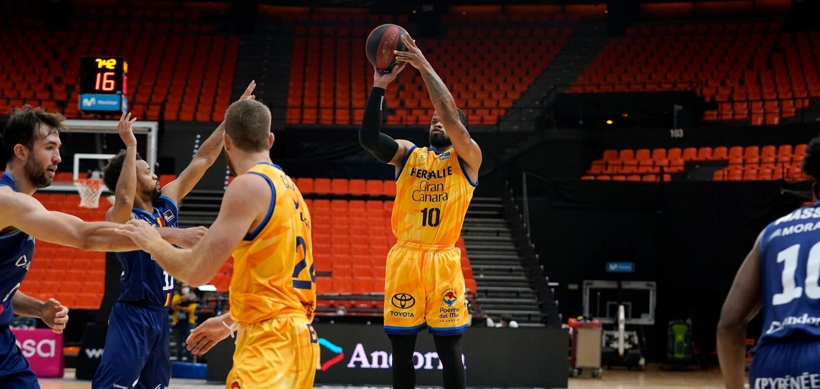 Cook, el jugador més destacat, llença a cistella durant el partit d'aquest dissabte a València.