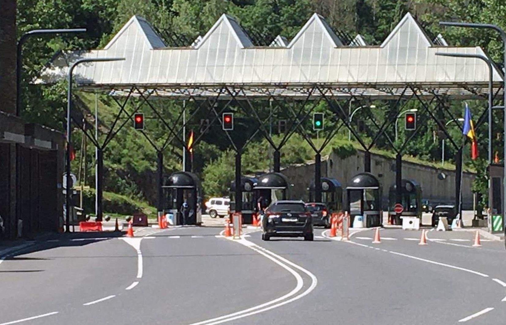 Les cues arriben fins a les instal·lacions duaneres del riu Runer.