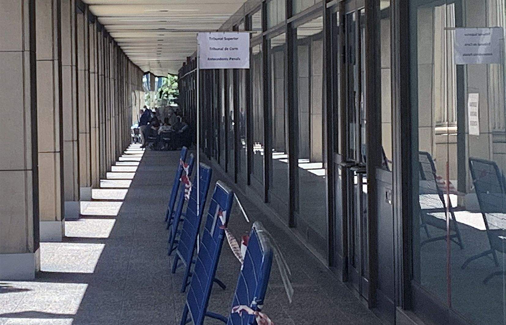 Accés principal a la Batllia a primera hora de la tarda d'aquest diumenge.