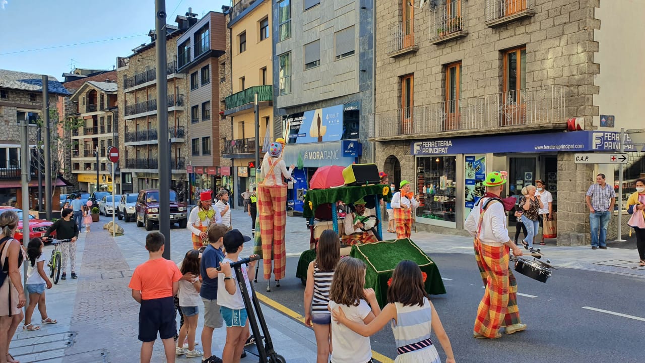Els 'Cyclos Clown' durant la seva desfilada pels carrers del poble 