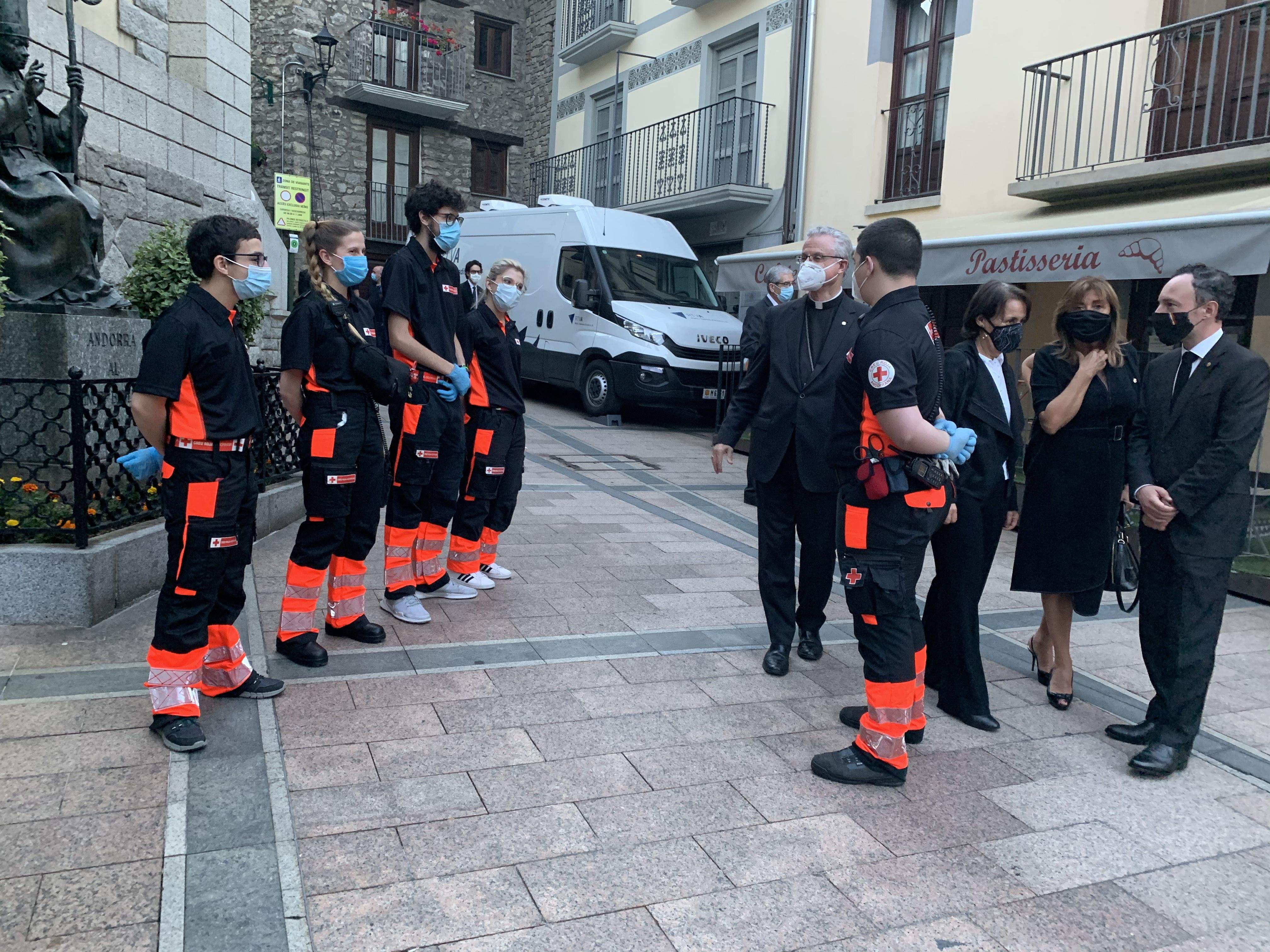 Saludant voluntaris de la Creu Roja