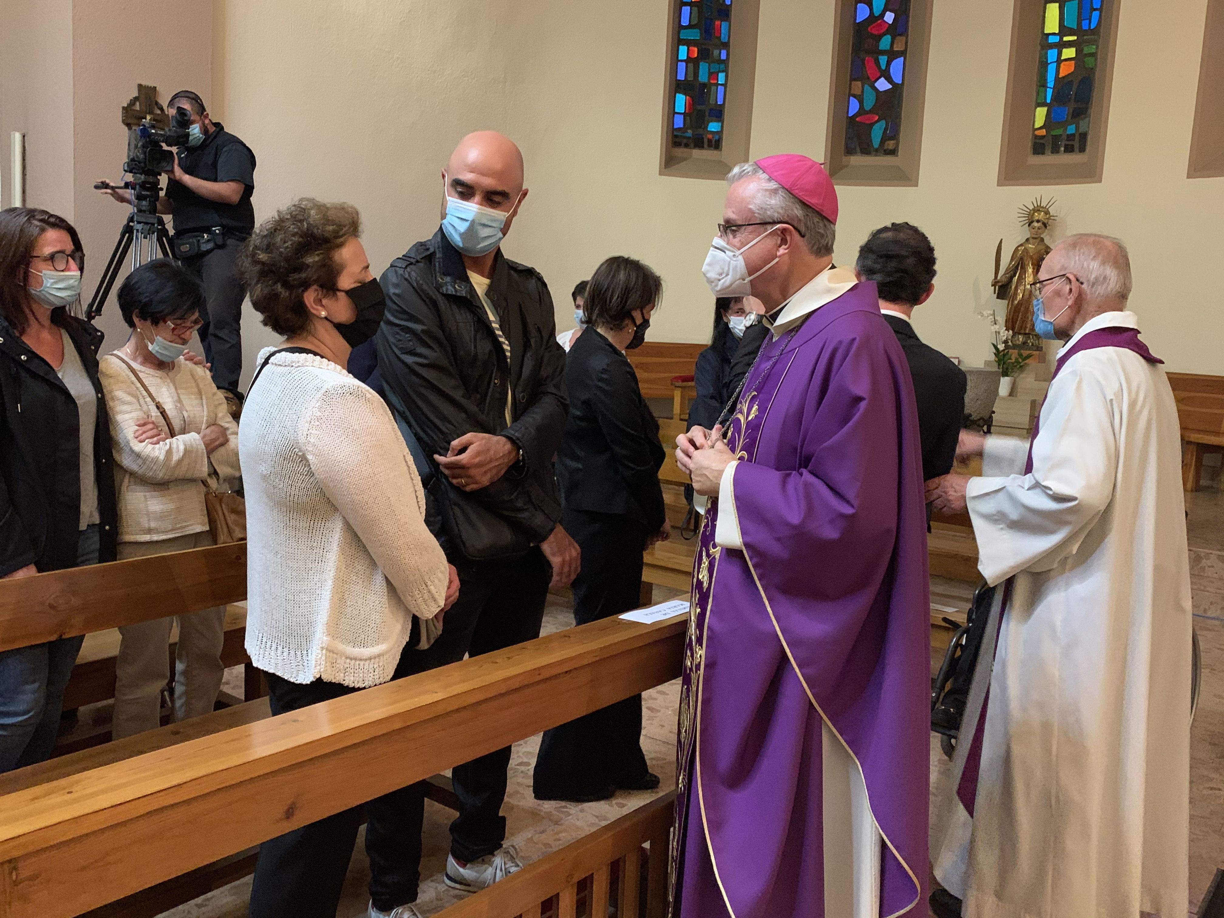 Vives saluda els familiars d'una de les víctimes