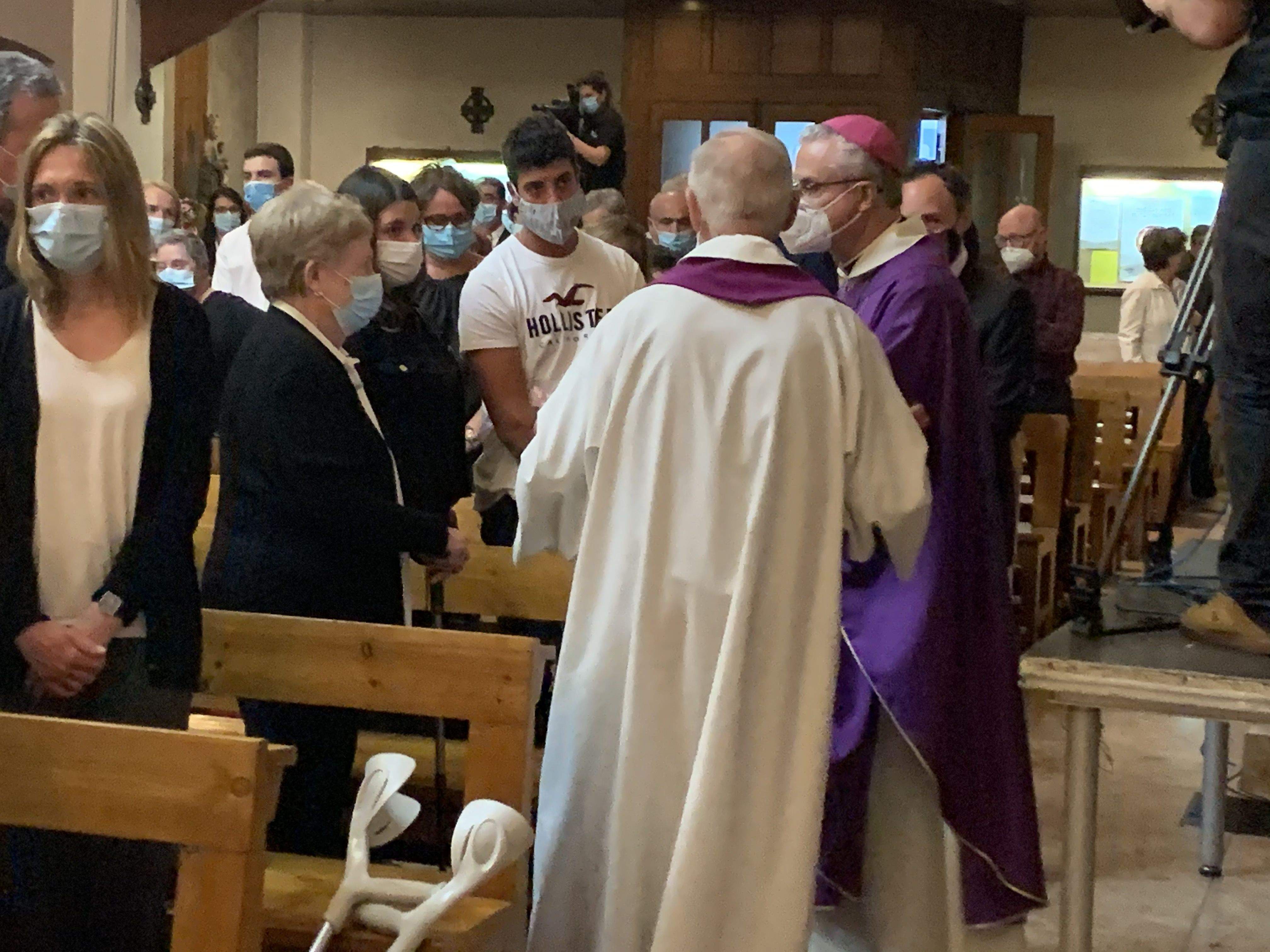 Vives saluda els familiars d'una de les víctimes