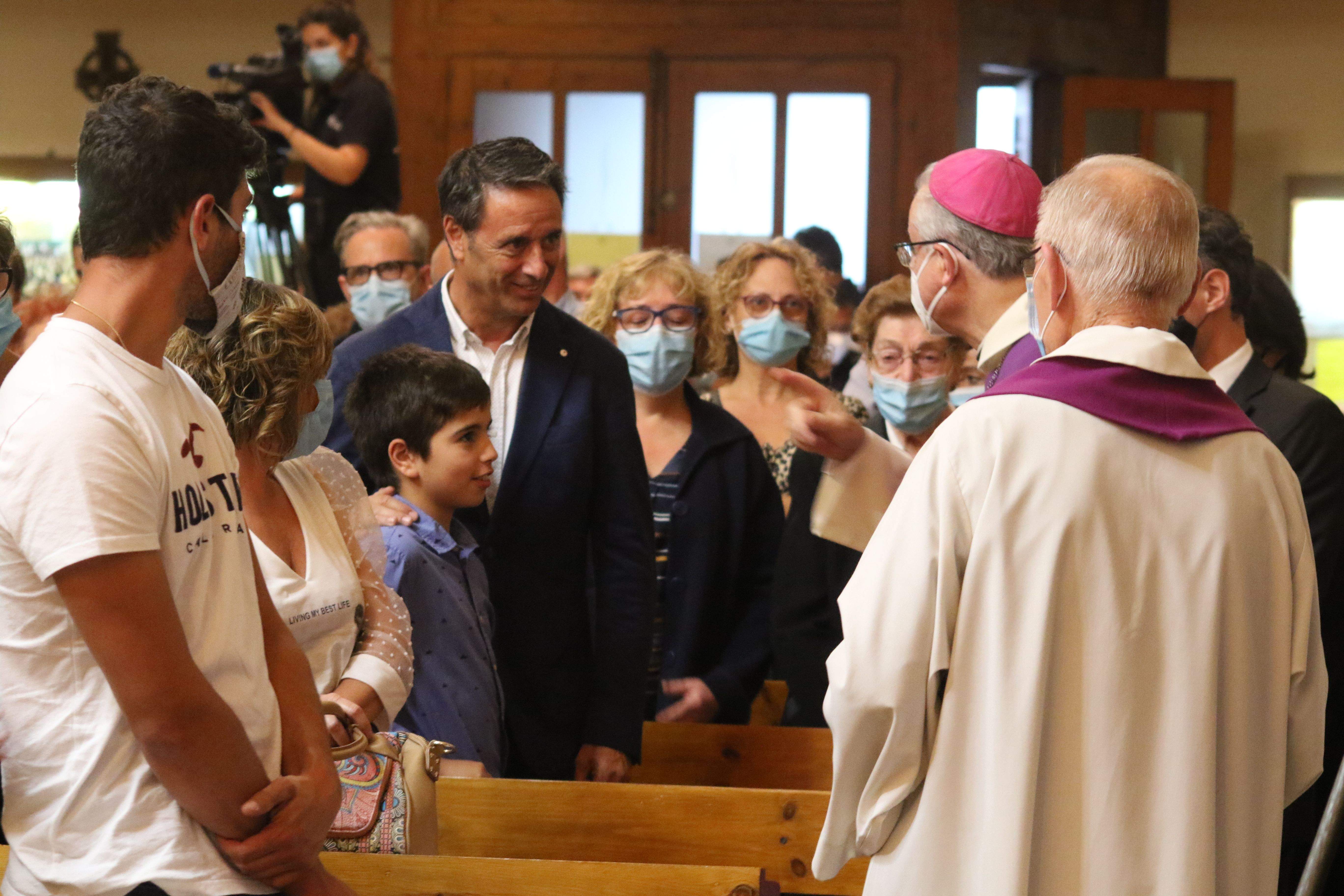 Vives saluda els familiars d'una de les víctimes