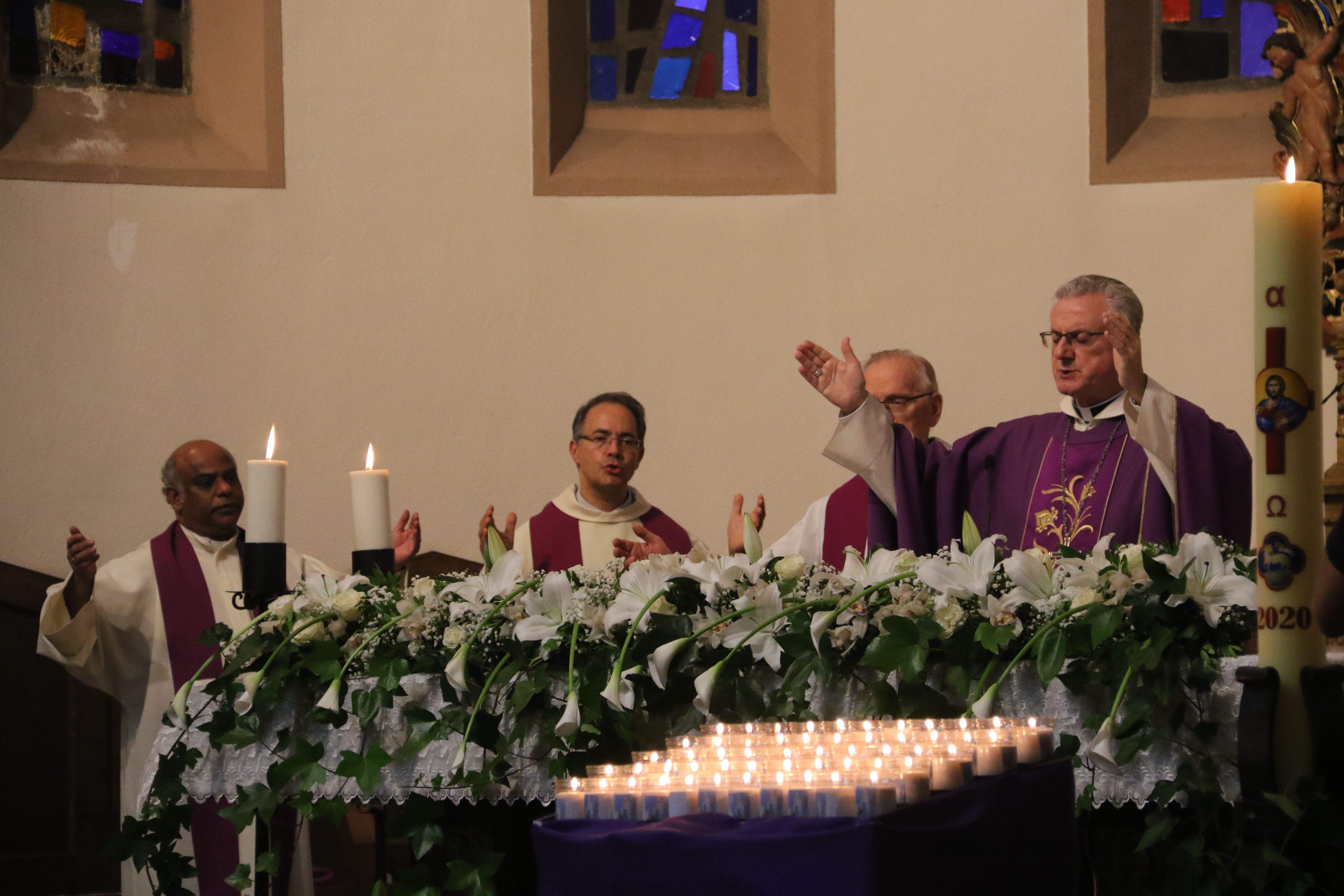 Vives i la resta de concelebrants durant la benedicció del pa i el vi