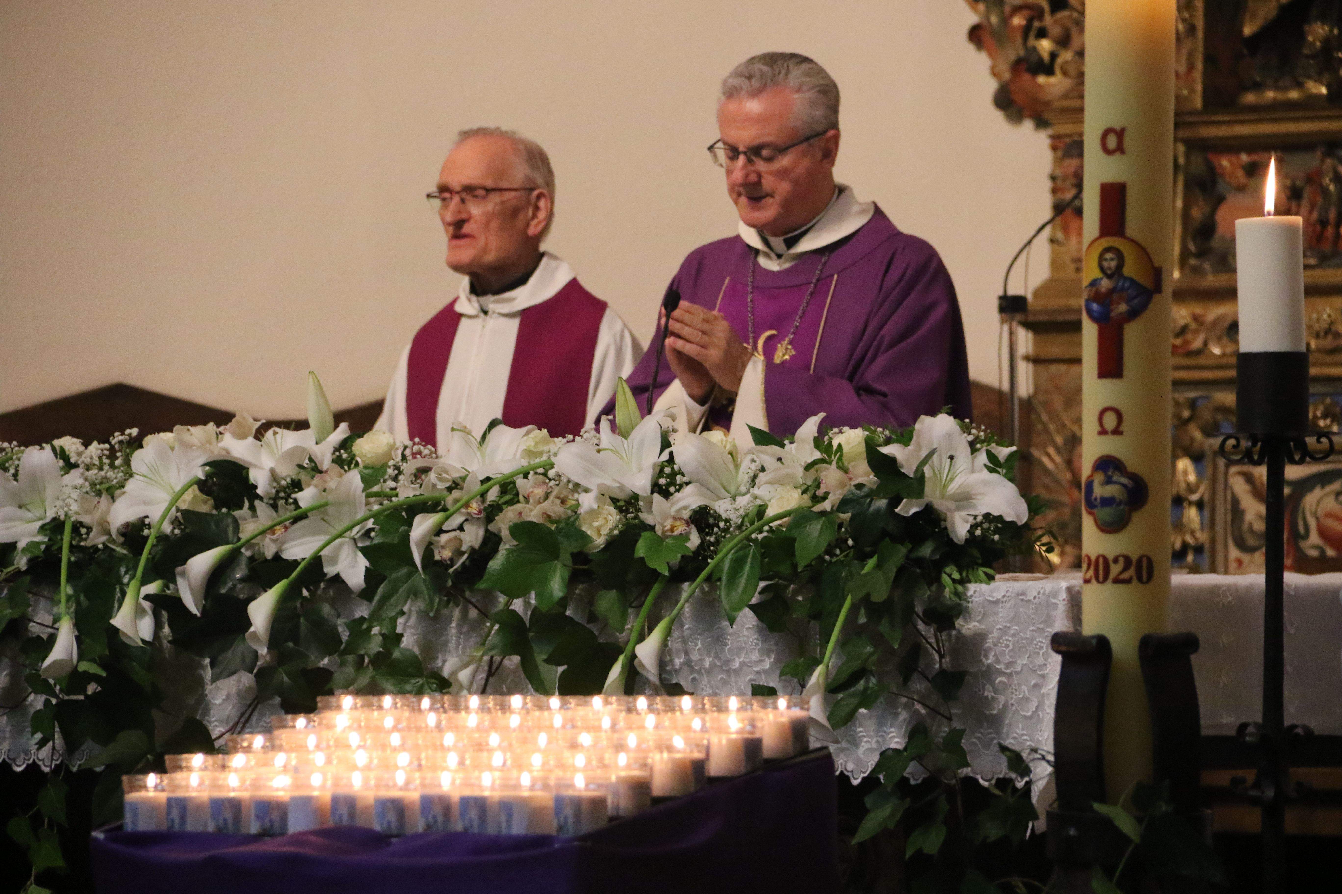 Vives i Sàrries durant la missa