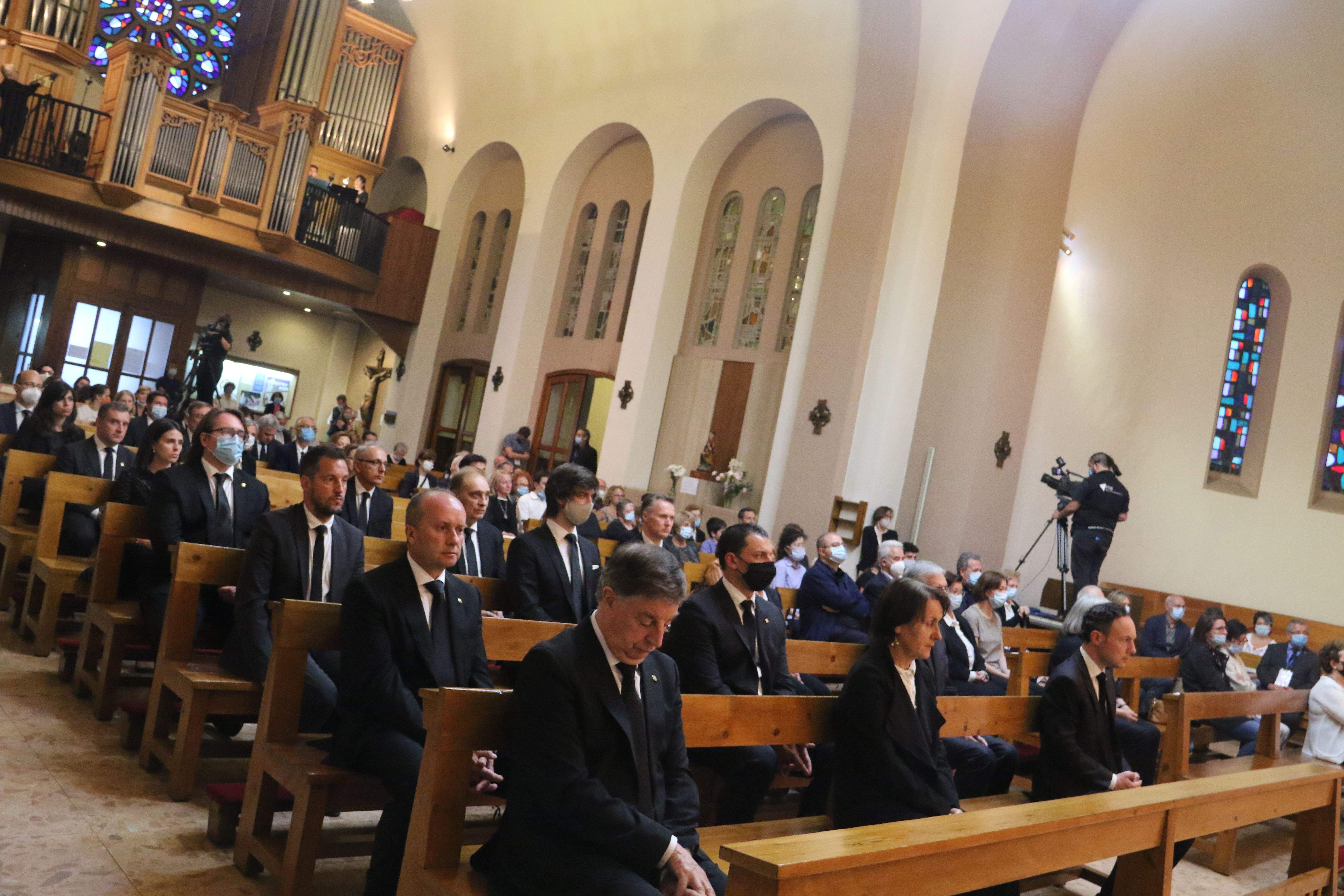 Vista general de les bancades de l'església, amb les autoritats en primer terme