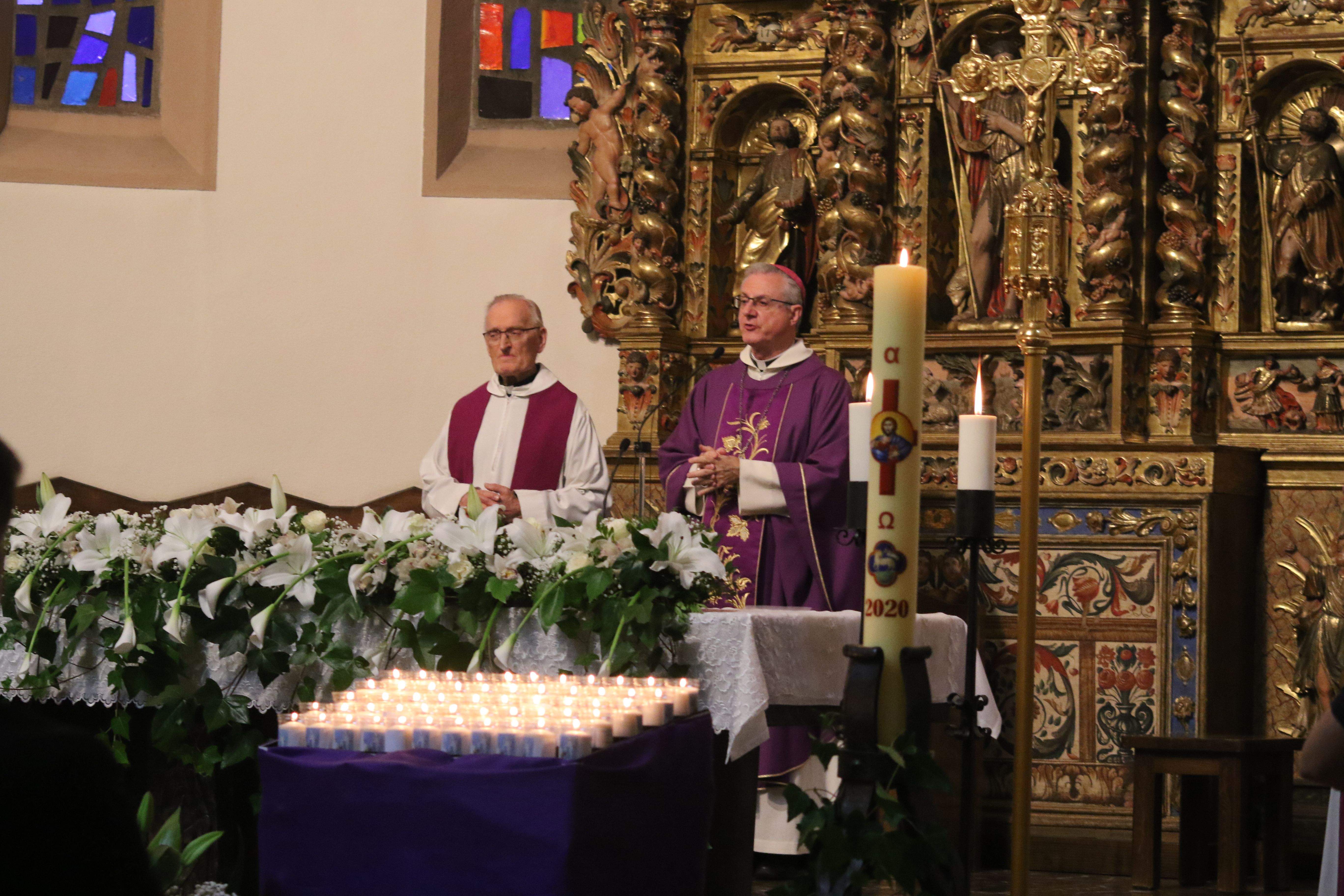 Els celebrants durant la missa funeral