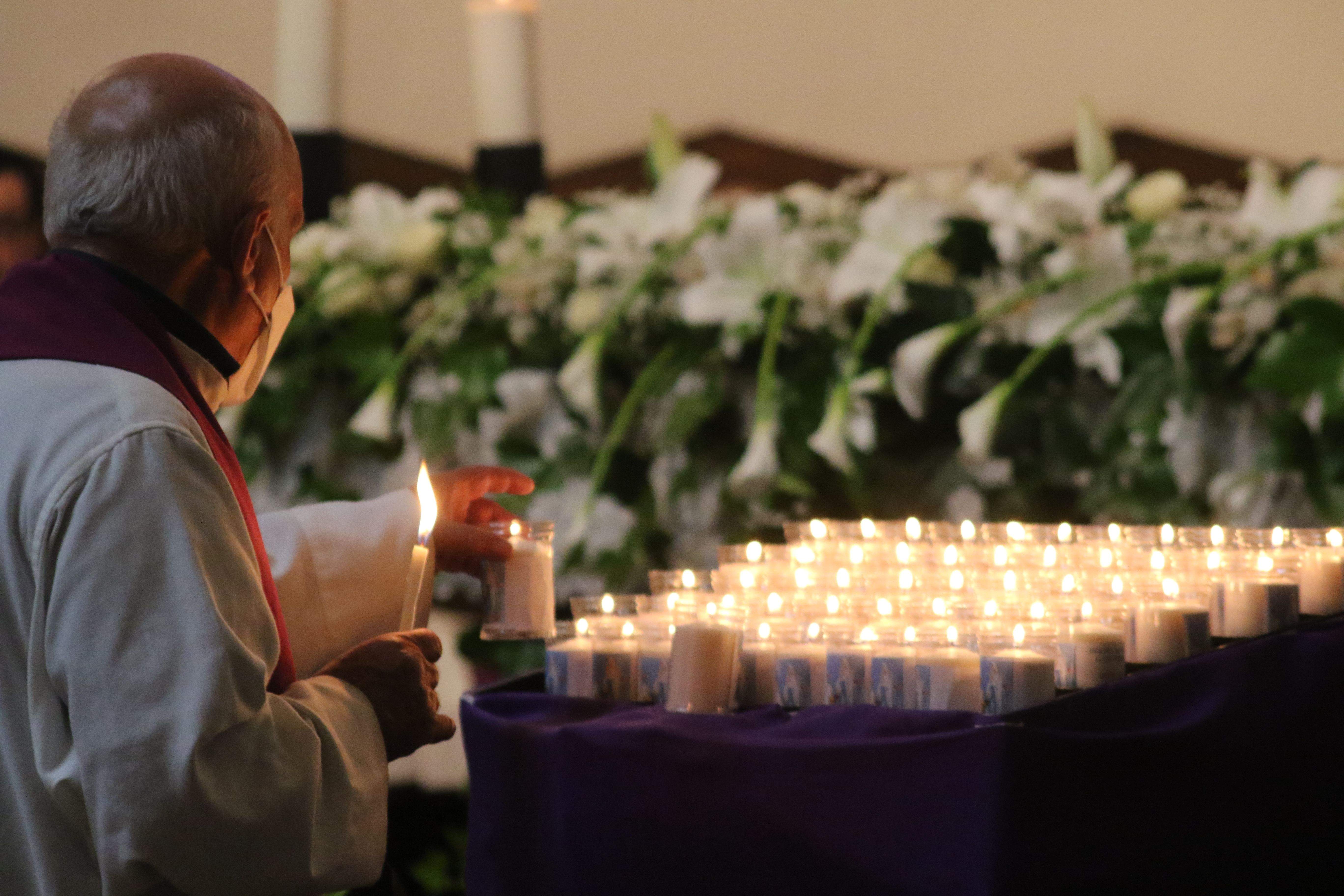 Els 52 llantions en record de les víctimes