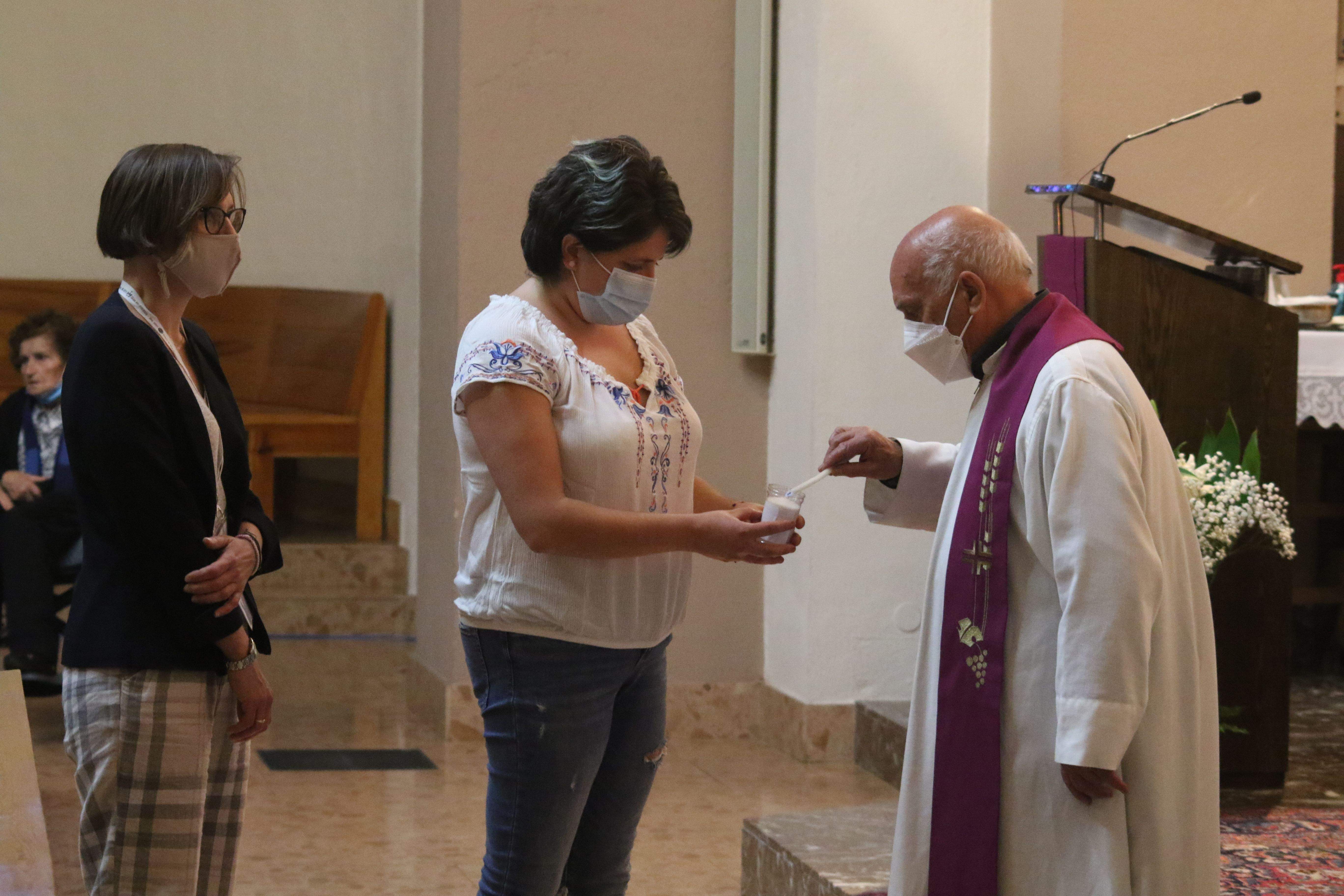 Encenent un dels llantions