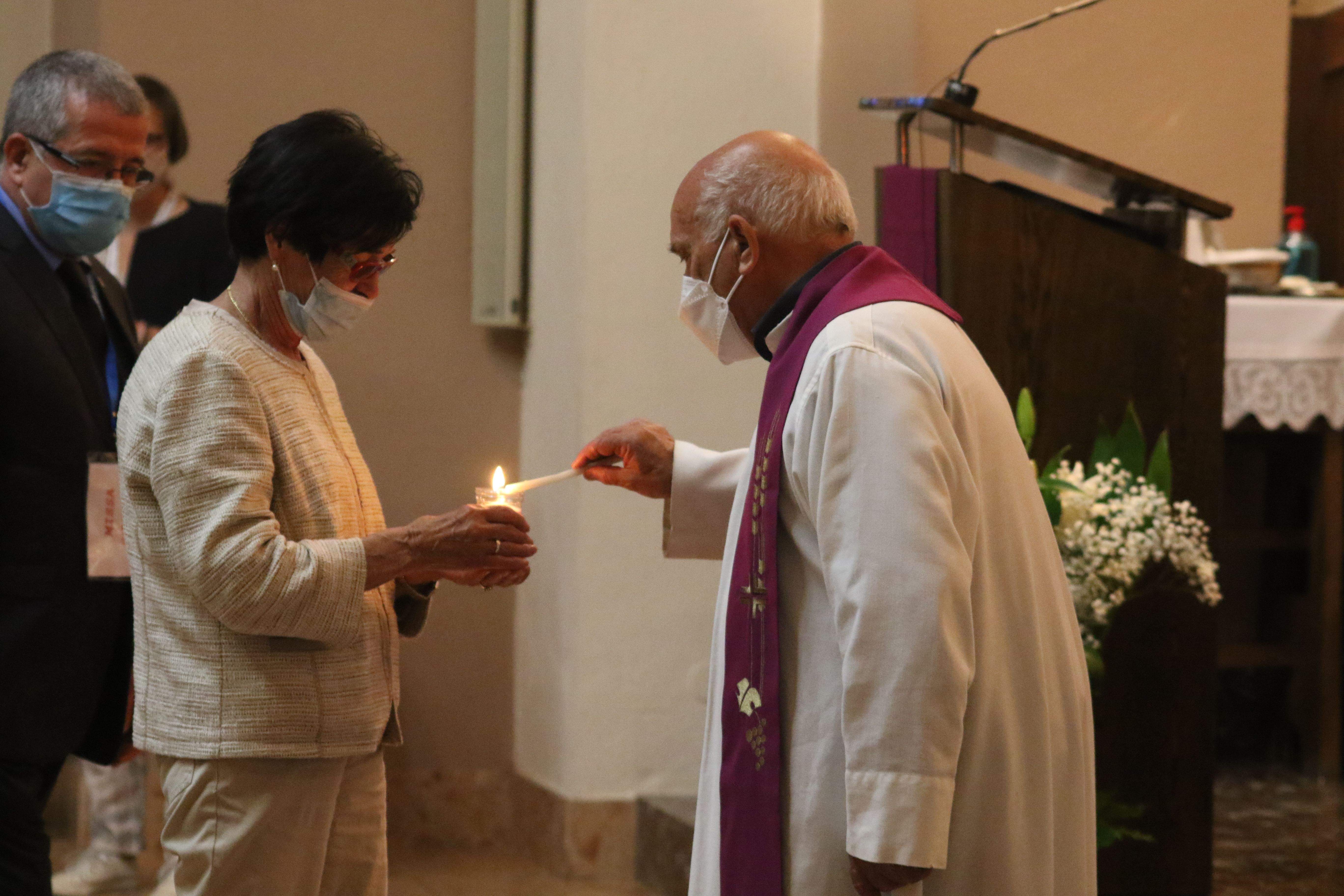 Encenent un dels llantions