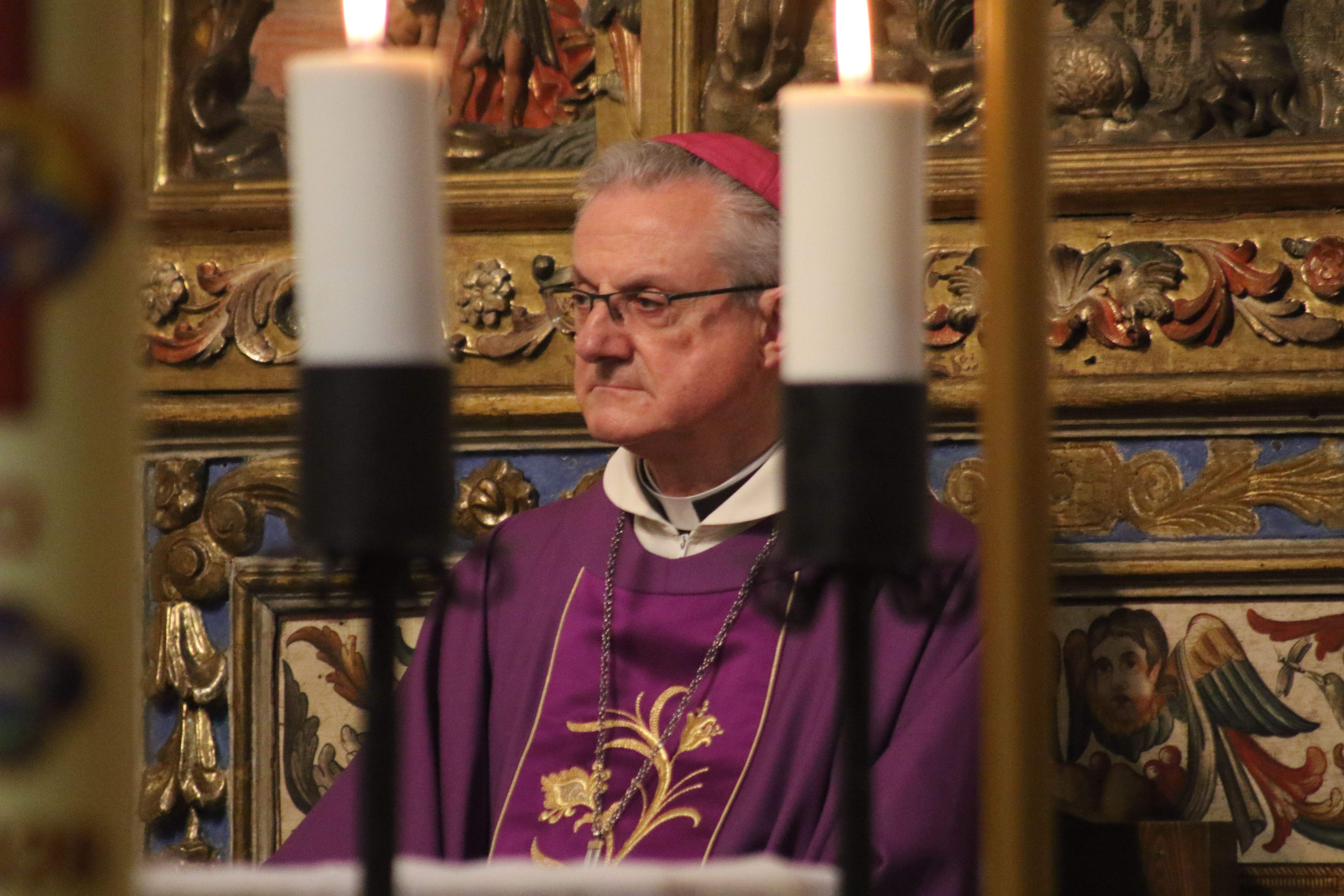 Vives observant l'encesa dels llantions