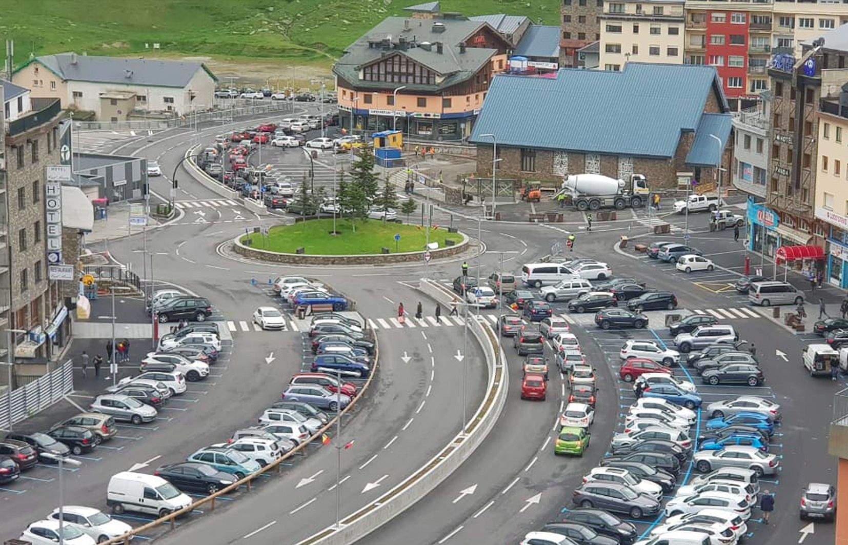 Vehicles estacionats al Pas de la Casa una vegada oberta la frontera.