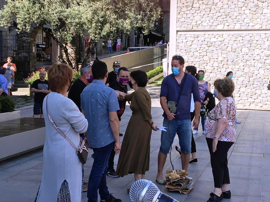 La Síndica saluda els fallaires. La Síndica saluda els fallaires.