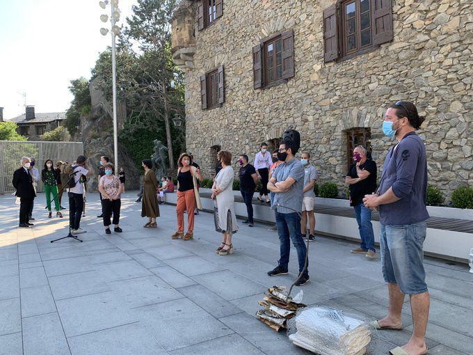 Les autoritats i els fallaires esperant l'arribada de la Flama. Les autoritats i els fallaires esperant l'arribada de la Flama.