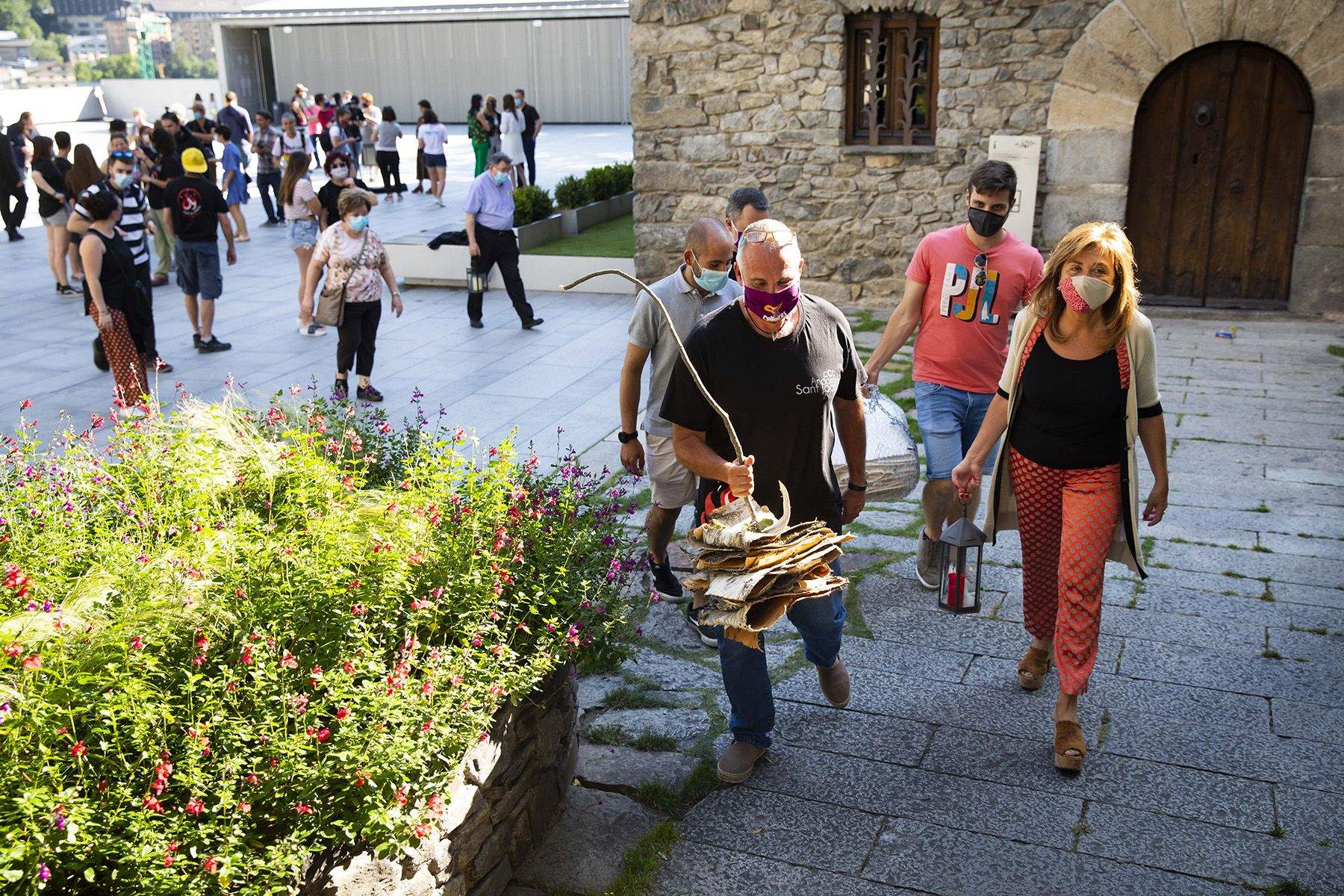 Marsol i el fallaire Albert Roig traslladen les falles i la Flama al comú. Marsol i el fallaire Albert Roig traslladen les falles i la Flama al comú.