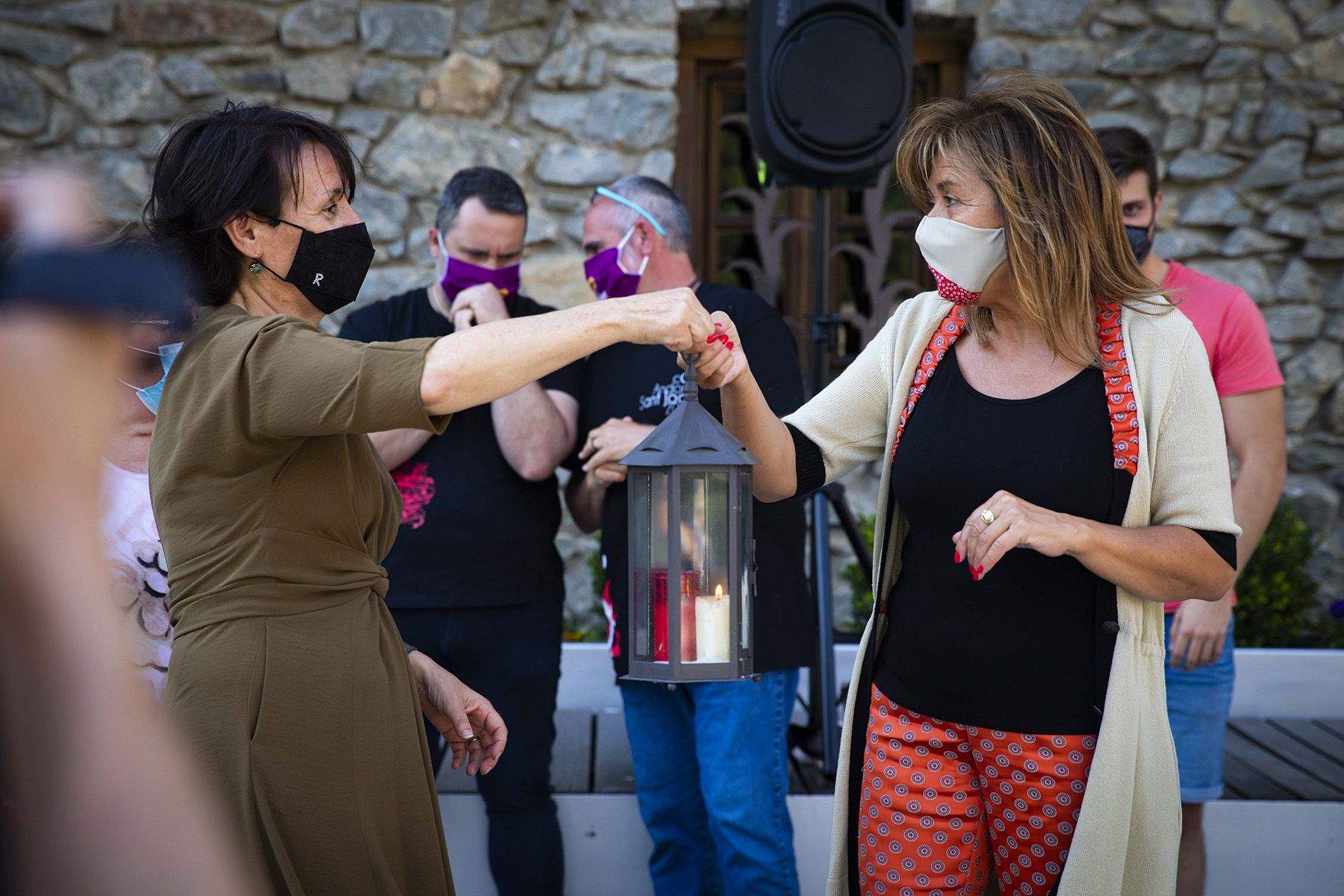 La Síndica Roser Suñé lliura la Flama a la cònsol d'Andorra la Vella Conxita Marsol. La Síndica Roser Suñé lliura la Flama a la cònsol d'Andorra la Vella Conxita Marsol.