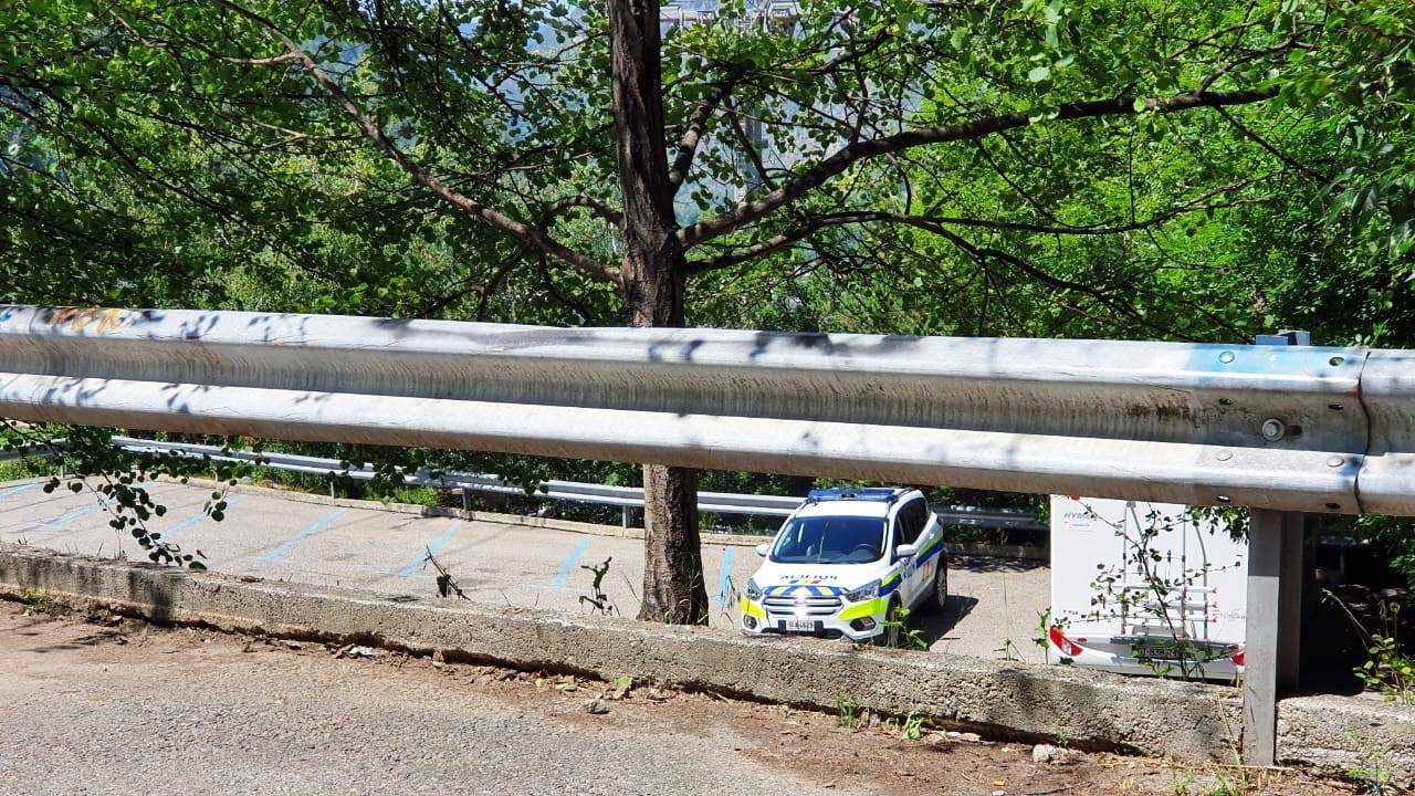 Un cotxe policia en tasques de vigilància a l'aparcament on s'ha fet el 'botellón'.