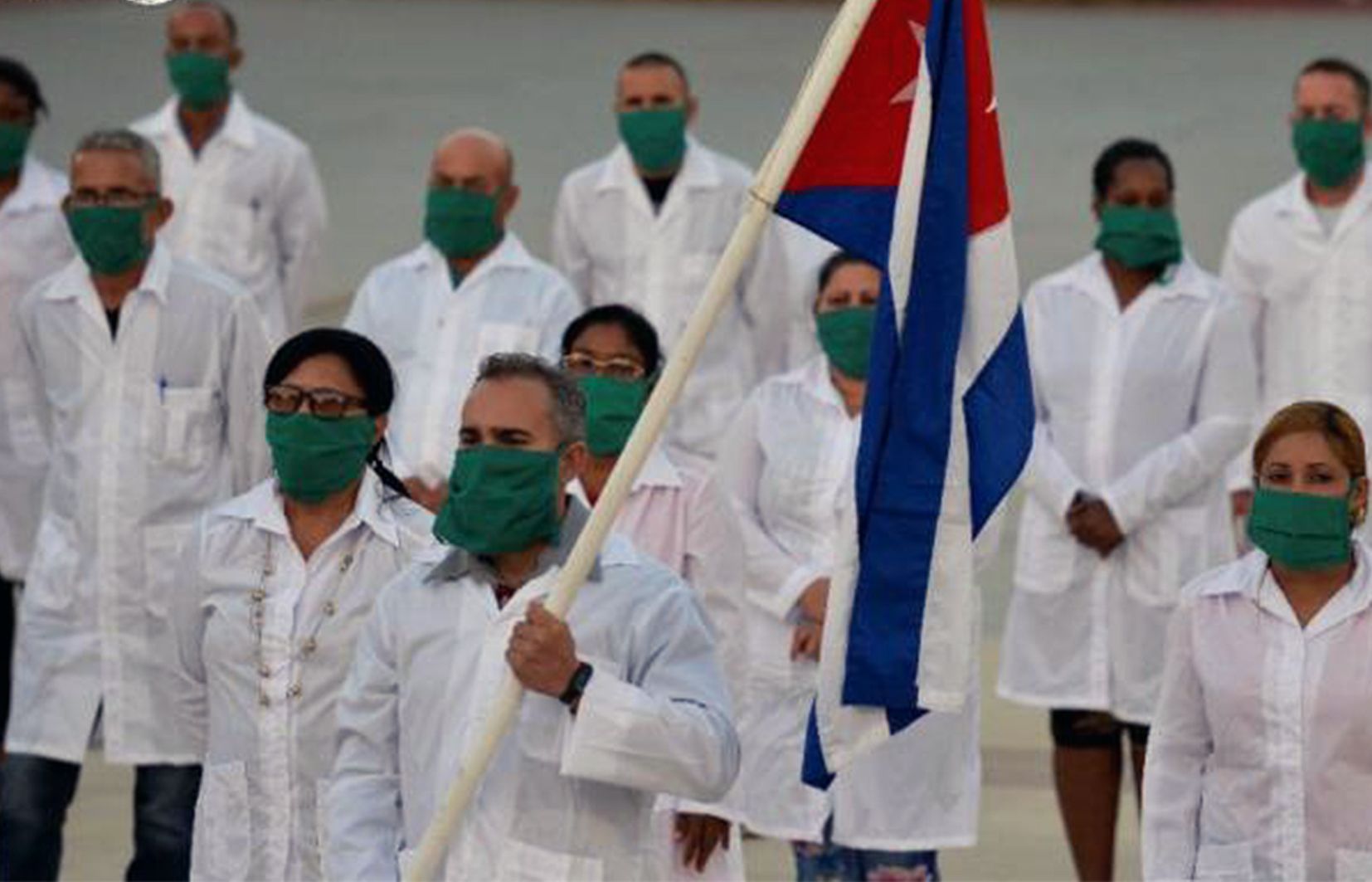 Membres de la delegació cubana amb el metge suposadament 'desaparegut' sostenint la bandera. Membres de la delegació cubana amb el metge suposadament 'desaparegut' sostenint la bandera.