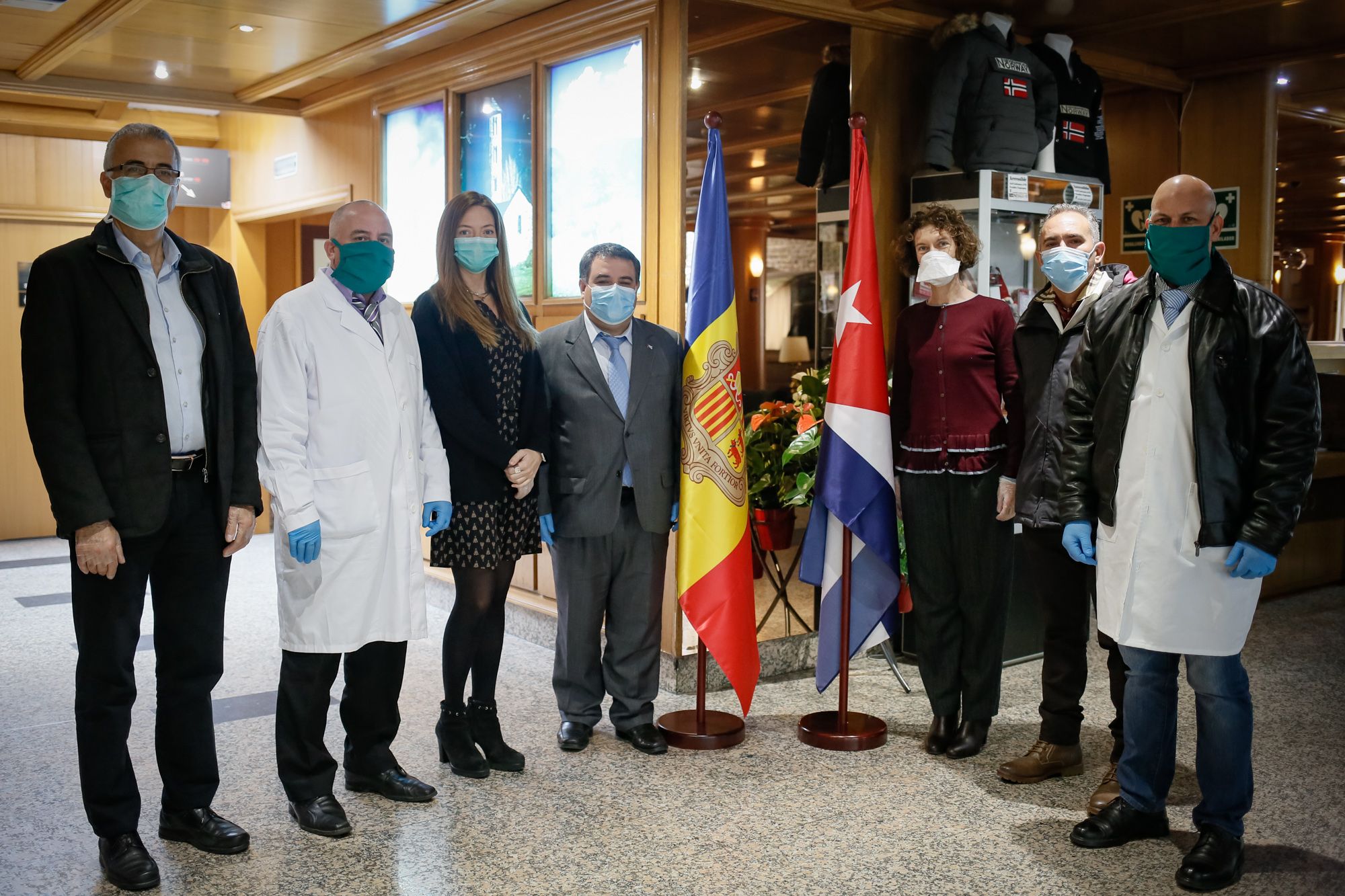 El cònsol Alain González al costat de la bandera andorrana; i el 'desertor' Dariel Romero al costat de la ministra Maria Ubach.