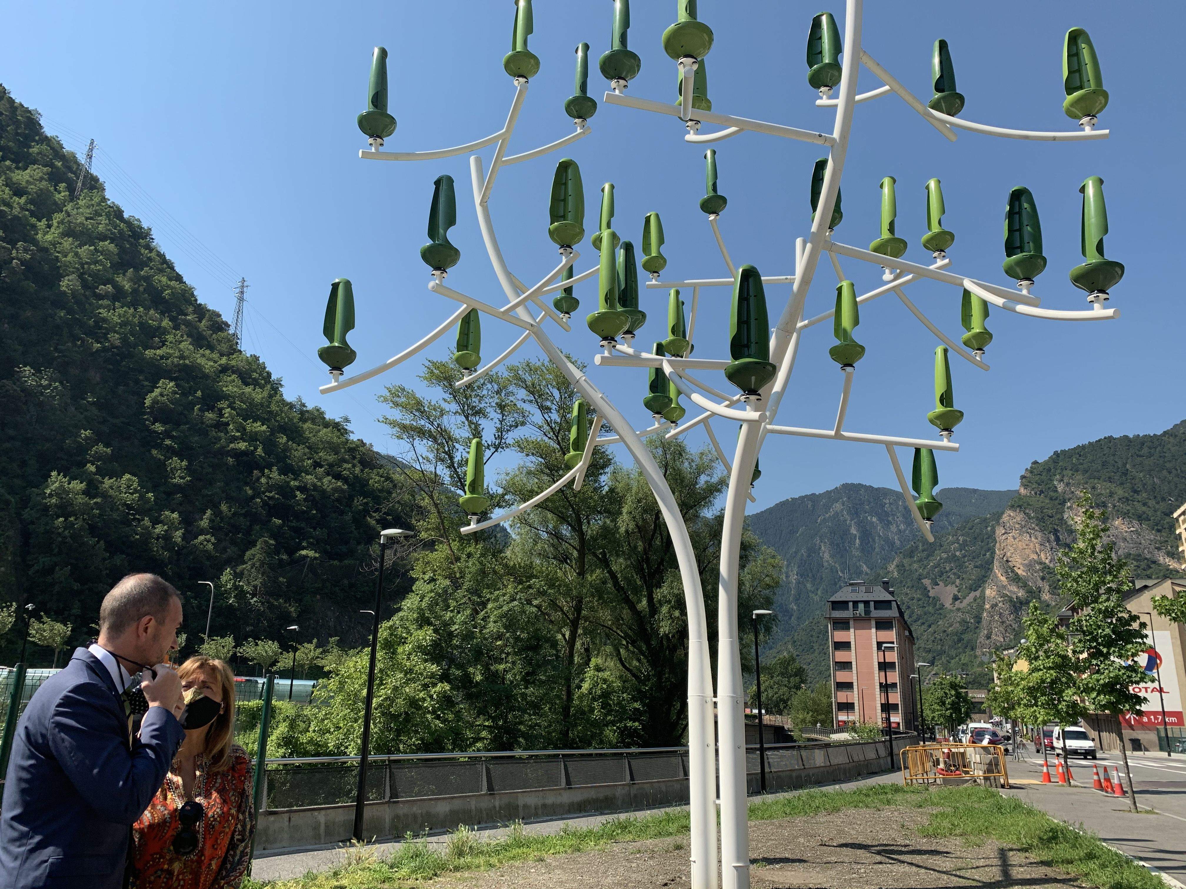 El ministre Jordi Torres i la cònsol Conxita Marsol comentant la jugada durant l'estrena de l'Arbre de Vent.